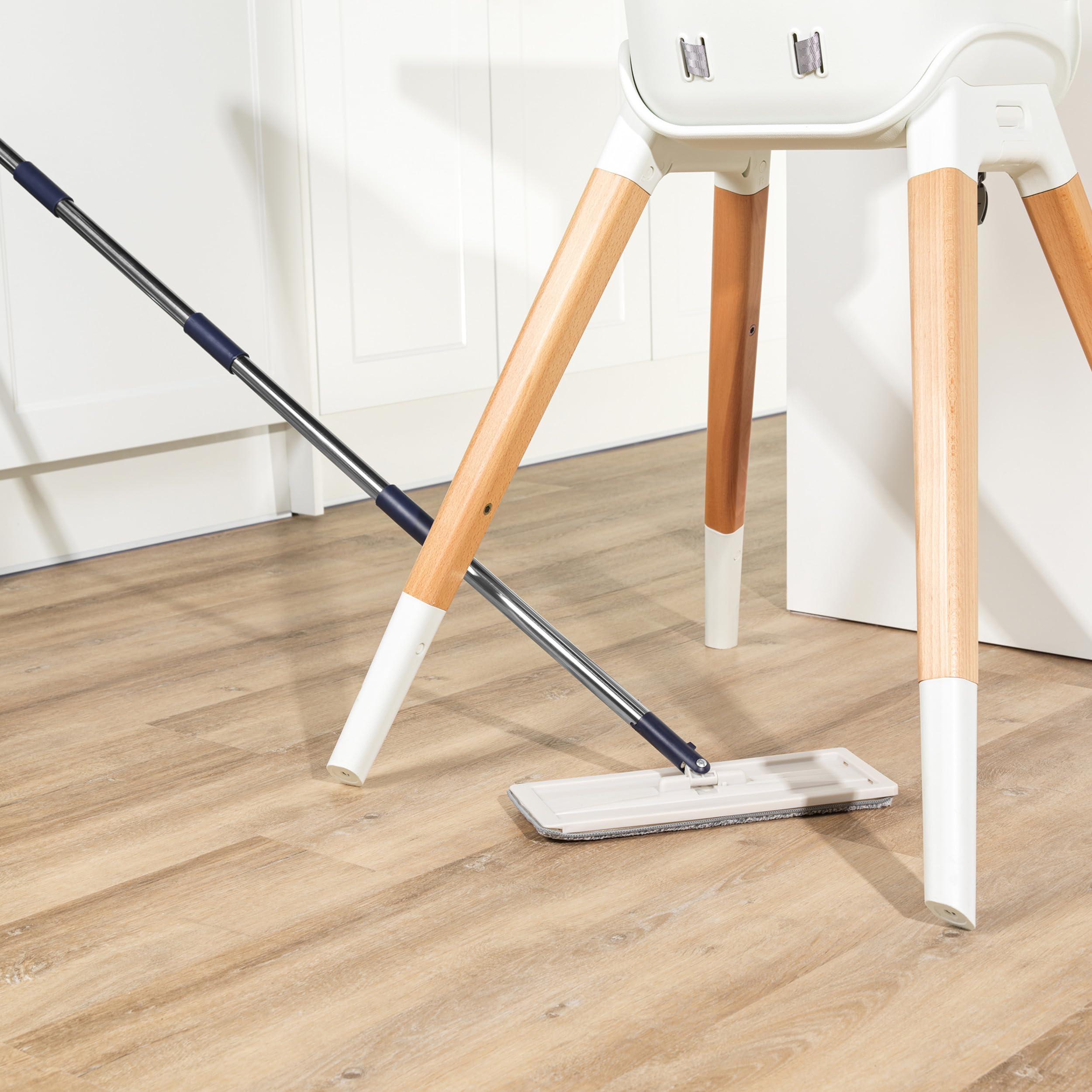 Beldray Juego de fregona Plana y Cubo de Limpieza Profunda: Cubo de fregona de 4 litros con 2 Compartimentos para remojar/escurrir y Quitar la Suciedad, 2 Cabezales de Microfibra Lavables a máquina