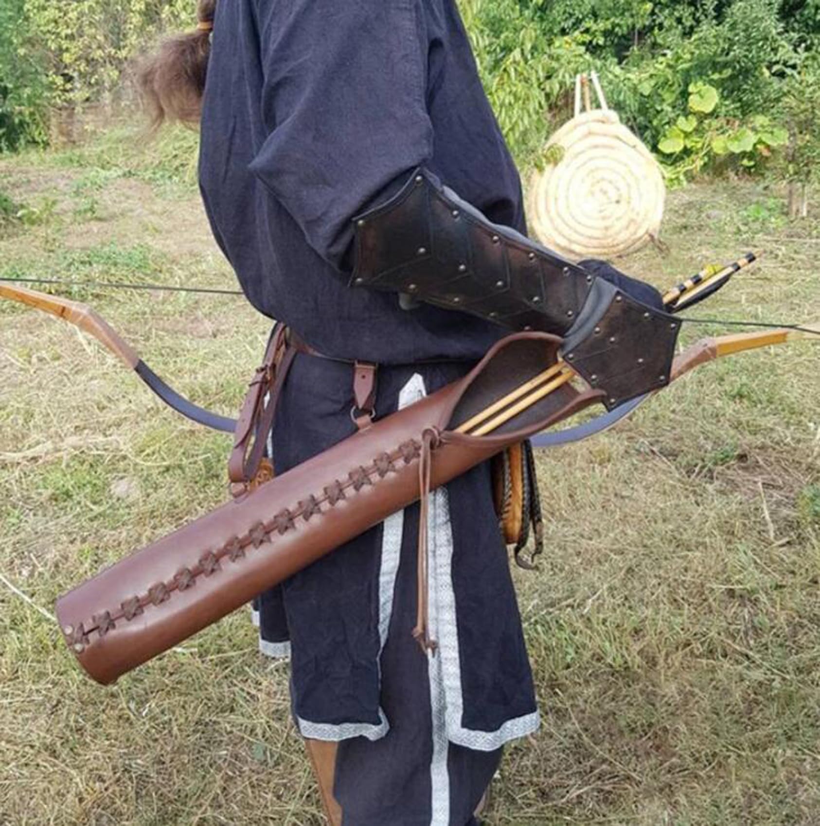 Traditioneel Quiver Van Het Boogschieten Zwart Houten Leer De Boogturks Pijlpaard Op Wit Ge%c3%afsoleerde Achtergrond Image138735035