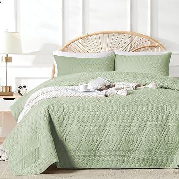 akkialla King/Cal King Size Quilt Bedding Set,Sage Green Lightweight Microfiber Soft Bedspread,Modern Style Geometric Pattern Coverlet Set for All Seasons,3 Piece1 Quilt,2 Pillow Shams