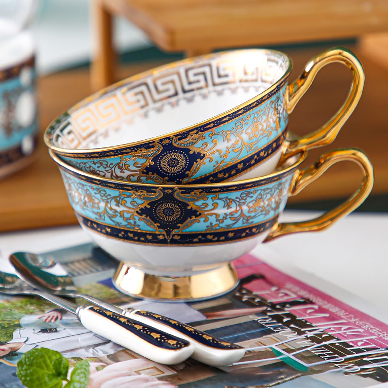 YUDIZWS Juego de tazas de té de porcelana china con cuchara de oro y caja de regalo, tazas de café de té y platillos Juego de 1 taza de té de porcelana Taza,3pcs