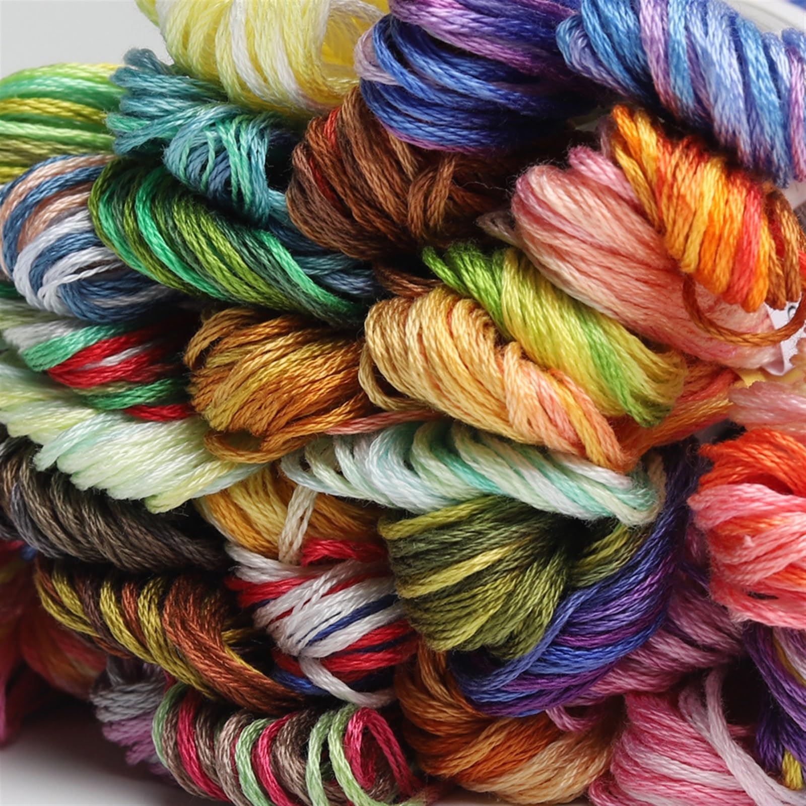 Stick Garn Set mit 40 verschiedenen Farben, Sticktwist aus gasierter, merzerisierter ägyptischer Baumwolle, 8 Meter Strang, Kreuzstichgarn für Bastelarbeiten
