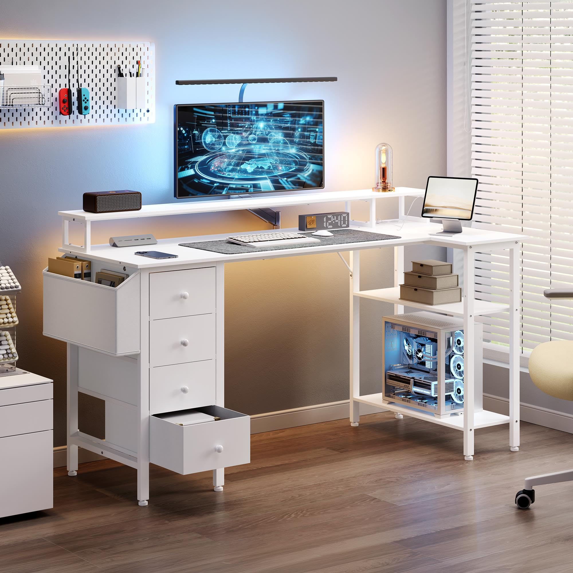 Yaheetech Escritorio L con 4 Cajones, 140x68cm Mesa Escritorio Gaming en L con Soporte para Monitor, 2 Enchufes y 2 Puertos USB, Escritorio Esquina Reversible Trabajo y Juegos, para Oficina, Blanco