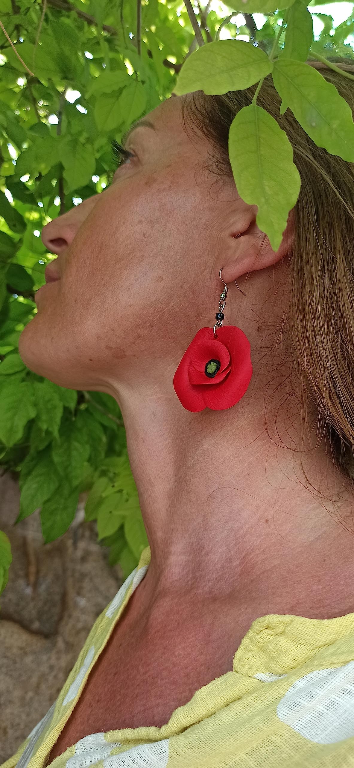 Boucles d’Oreilles Coquelicot Artisanales en Pâte Polymère Fait Main Made in Italy – Bijoux Floraux avec Acier Inoxydable et Perle Noire