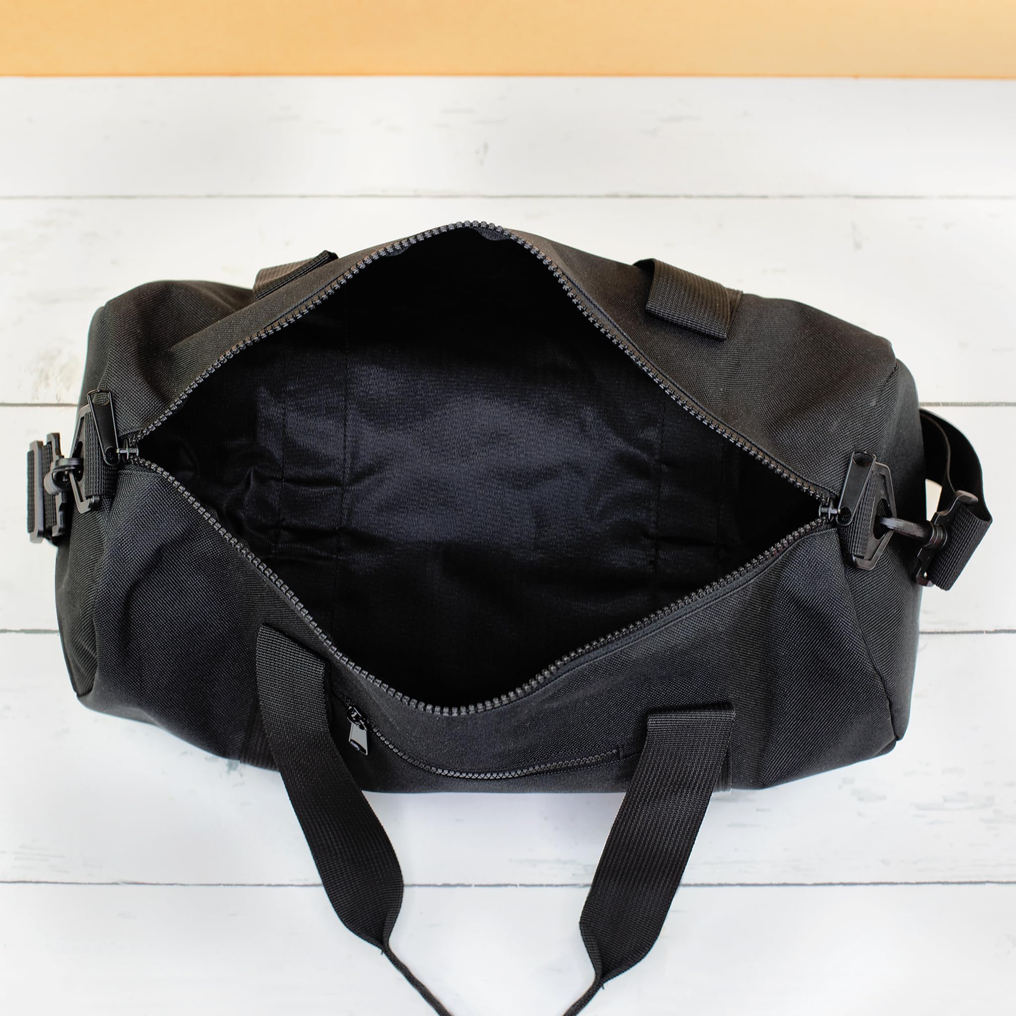Herz & Heim® Sporttasche Fußball personalisiert mit Name – Trainingstasche für Fußballer – Sport Tasche als Geschenk – Duffle Bag für Fußballtraining, Verein & Freizeit (55 × 28 × 28 cm (B/H/T))