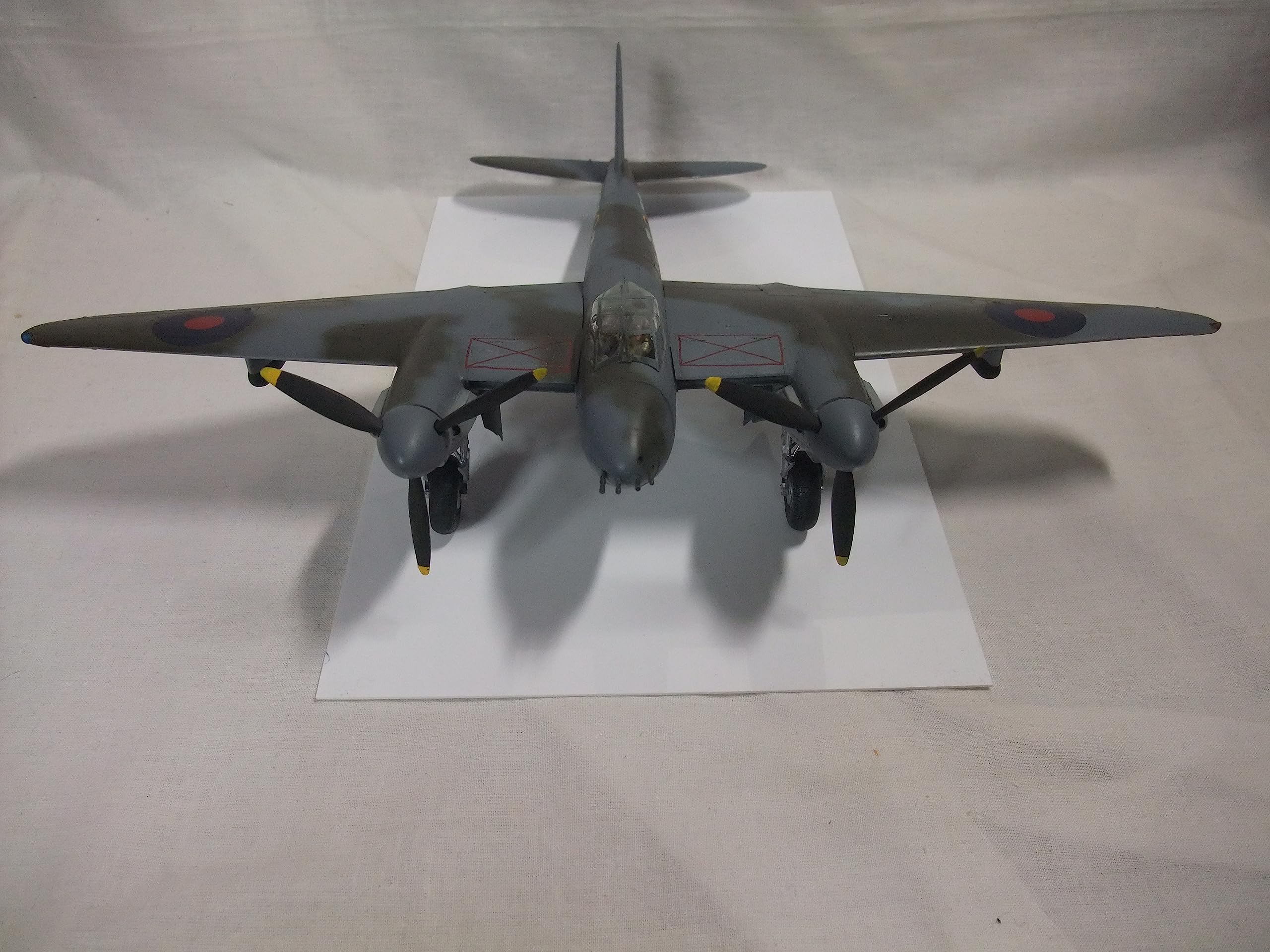 WWⅡ イギリス空軍　モスキート戦闘爆撃機　1/72スケール　塗装済み完成品模型 第二次世界大戦 イギリス空軍 モスキート戦闘爆撃機 1/72