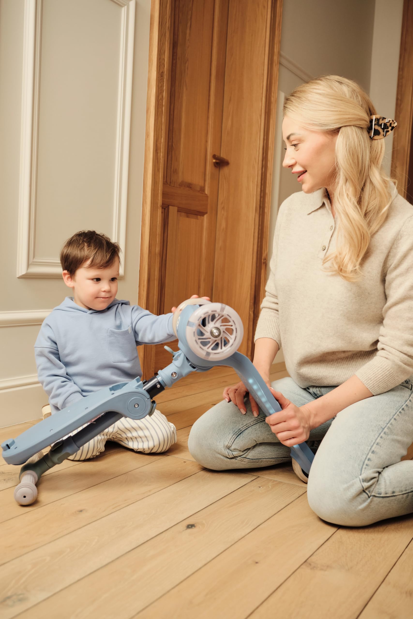 MoMi Debe Trottinette pour Enfants à partir de 1 an jusqu'à 50 kg - Trottinette 2 en 1 avec siège Pliable - Trottinette pour Enfant avec 2 hauteurs réglables - Trottinette Pliable pour intérieur et