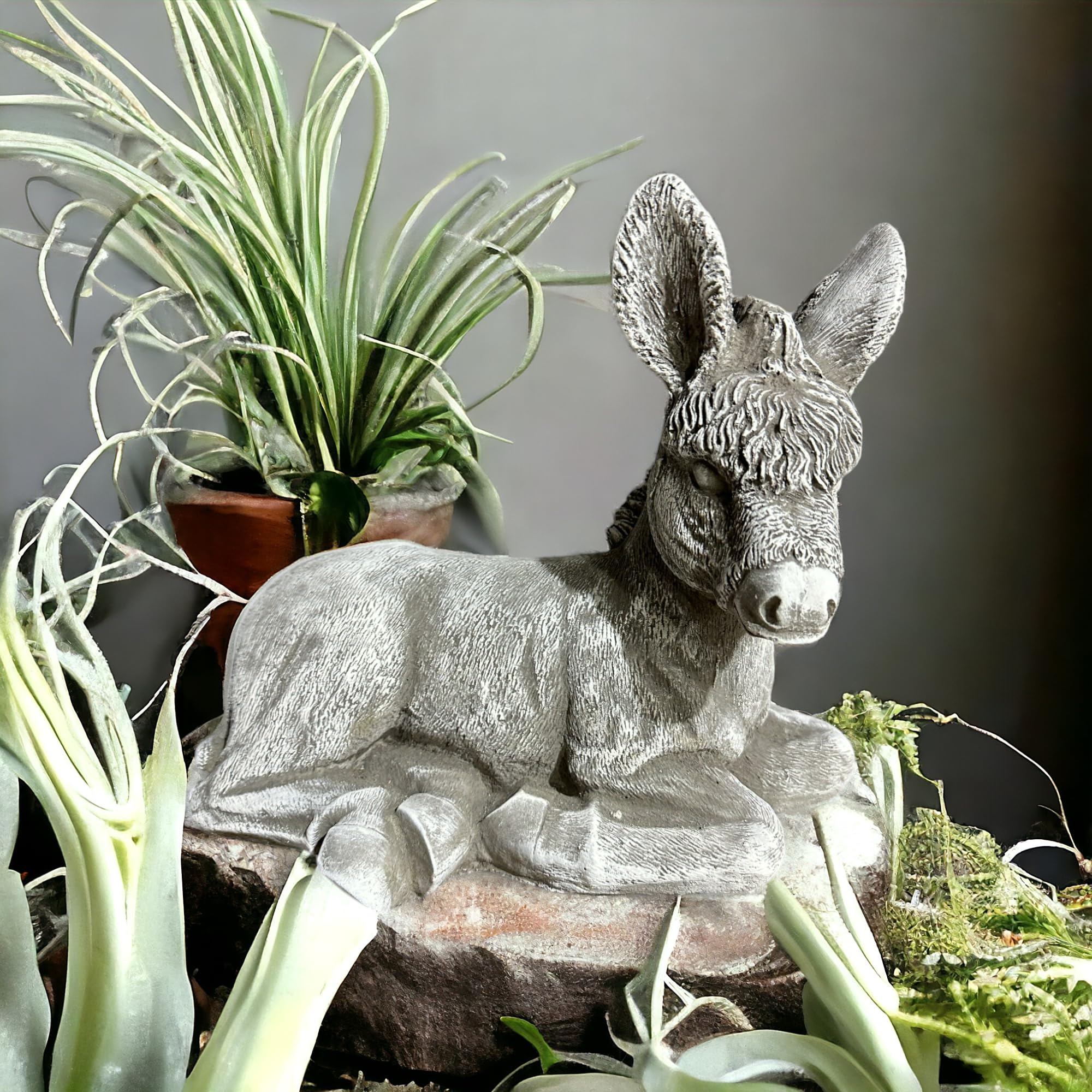 OriginalPaul Skulp & Betondesign Liegender Esel aus Stein - Natürlicher Charme für Ihren Garten (H/B/T: 26/32/17 cm) in Grau/Weiß