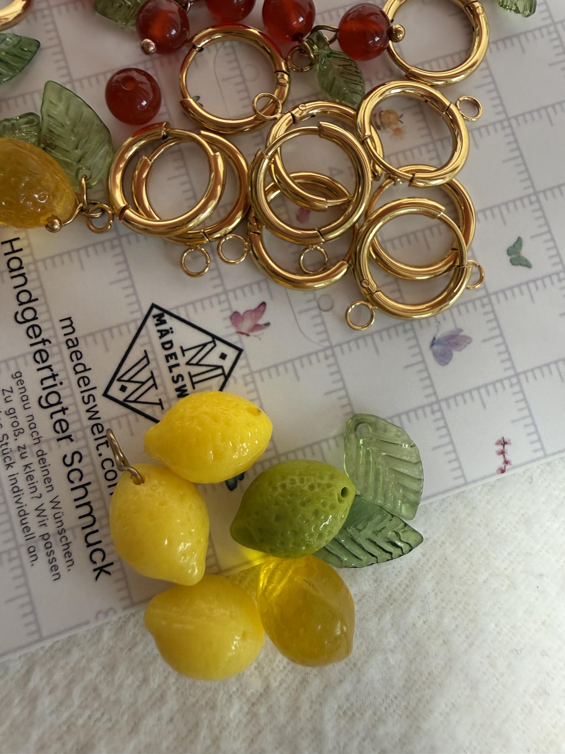 Boucles d'oreilles créoles faites à la main en acier inoxydable plaqué or 18k avec pendentif citron suspendu