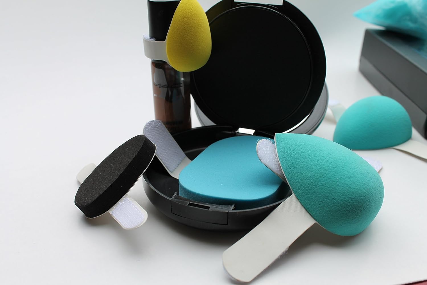 HANDS FREE BEAUTY BLENDER (SET of 4)Latex Free, Odor Free,Vitamin E Infused, High Definition Foundation Sponges for Liquid, Powder & Cream Concealer Makeup - Highlight and Contour, waterproof backing