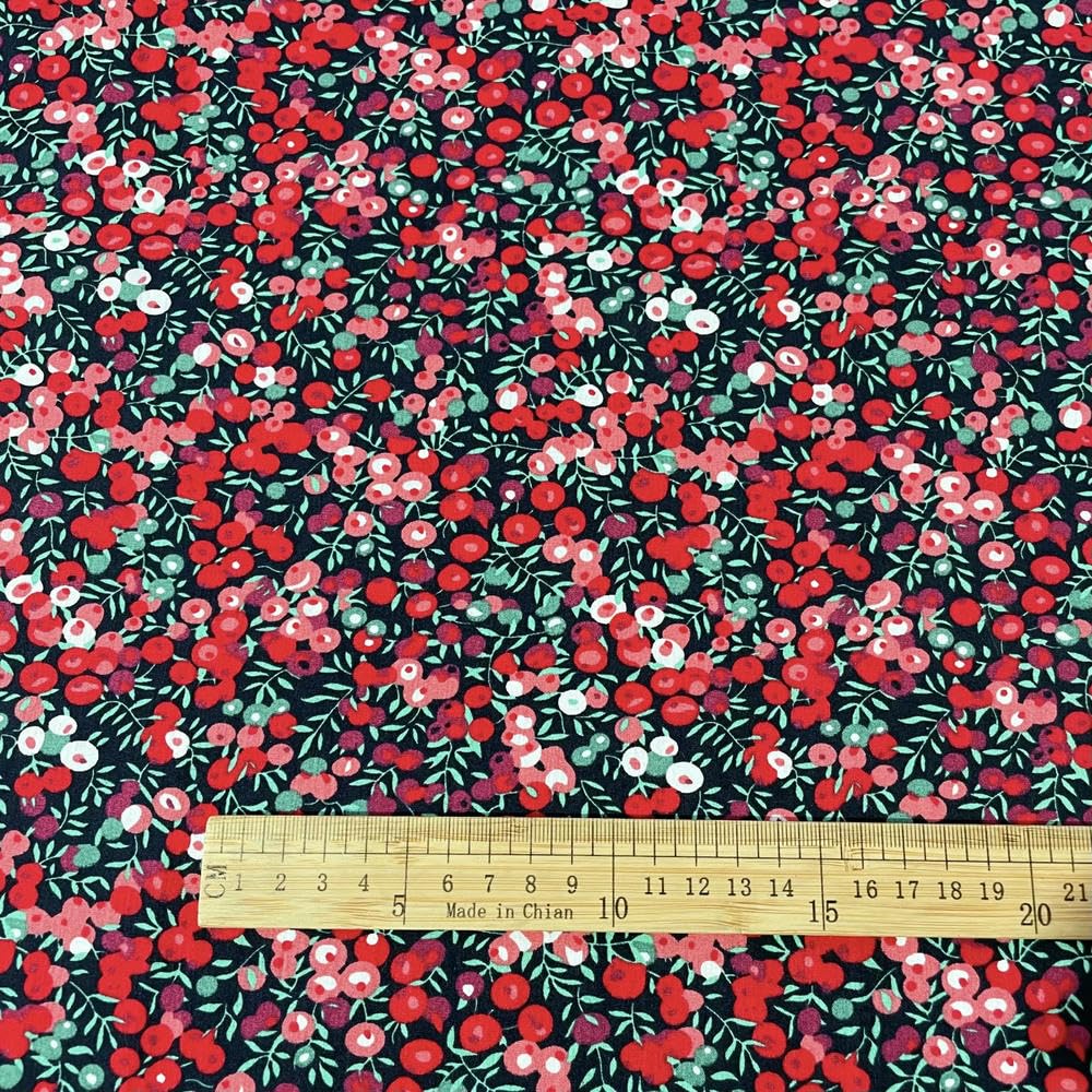Tissu coton anti-effilochage à baies rouges pour réussir vos projets couture facilement