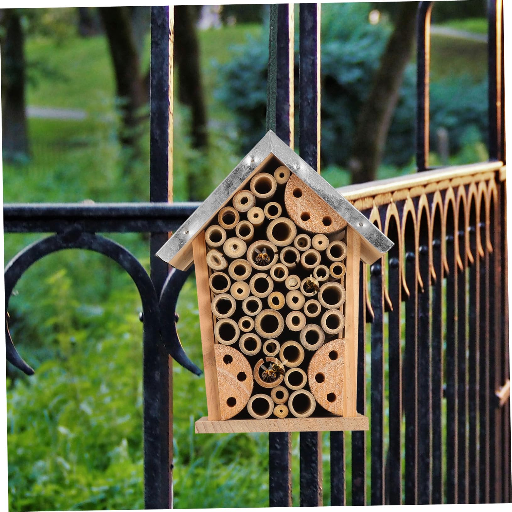 Hängendes Bienen und Schmetterlingshaus für Garten, Holz Eisen | Multifunktionales Insektenhotel, Dekorative Outdoor Dekoration, Wasserfeste Eisenkonstruktion, Geräumig und Komfortabel
