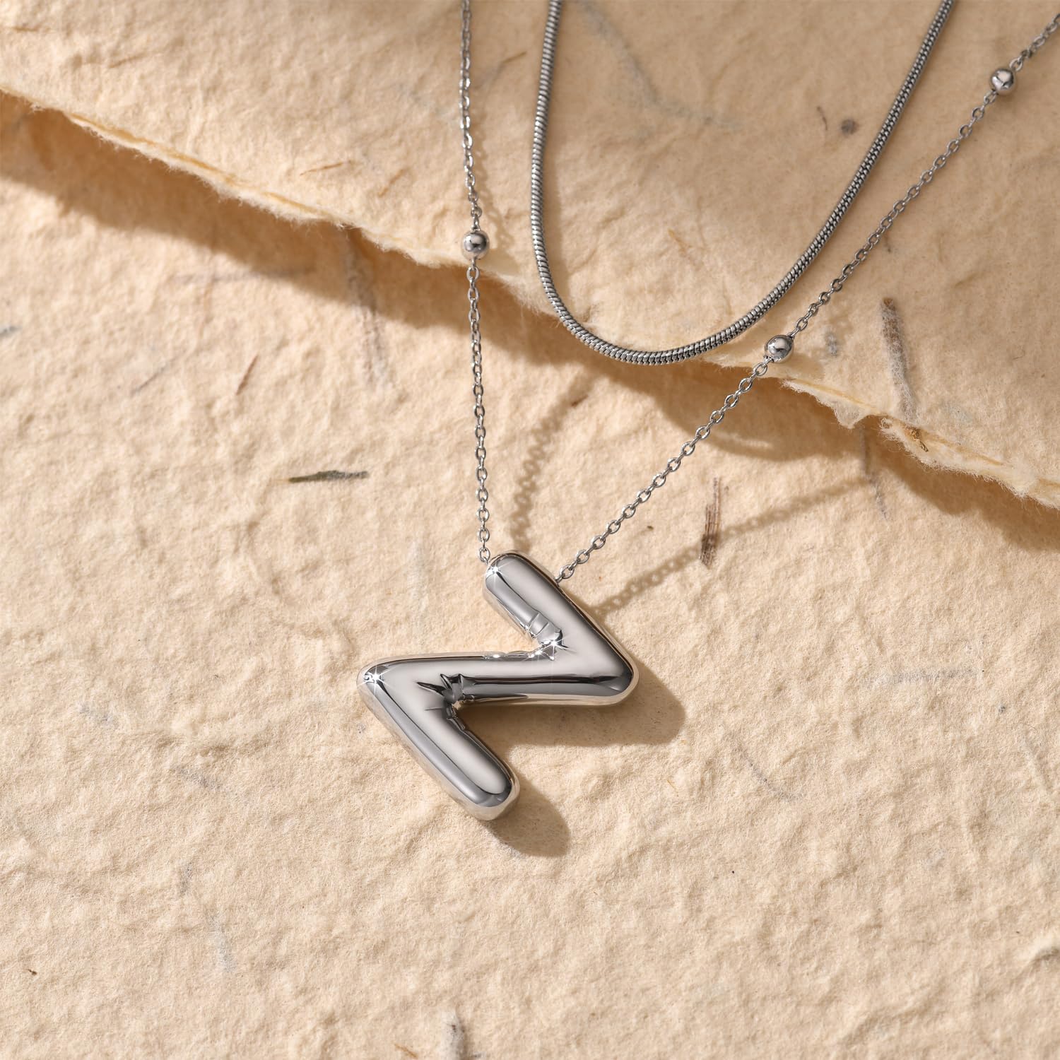 LLXYWJ Spersonalizowany wisiorek z alfabetem imienia Warstwowy choker | Kobiety Dziewczęta Dainty Naszyjnik z literami w kształcie balonów | 7" + 2"