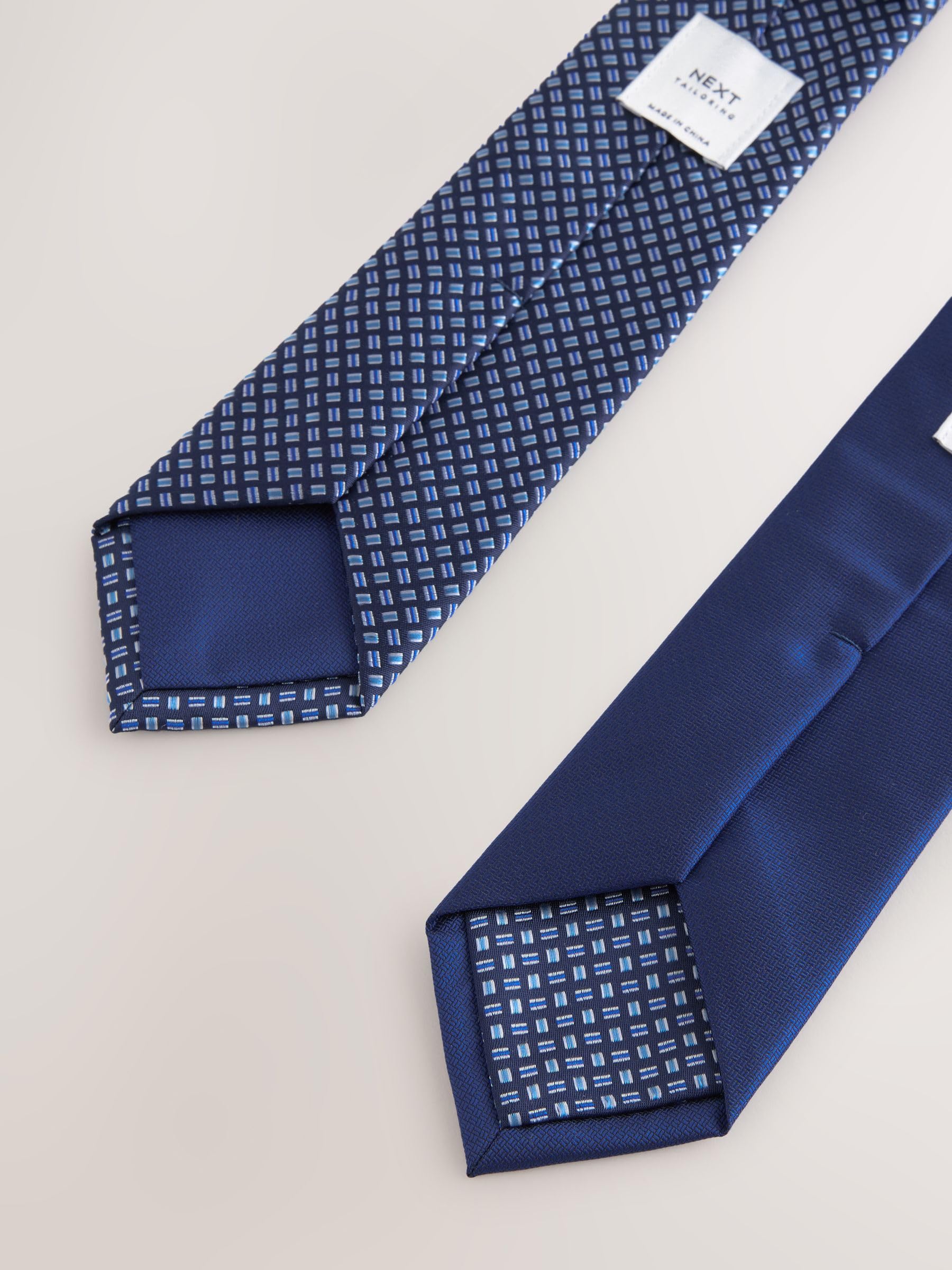 NEXT Hombres Pack de 2 corbatas texturizadas en mezcla de lino con pasador de corbata