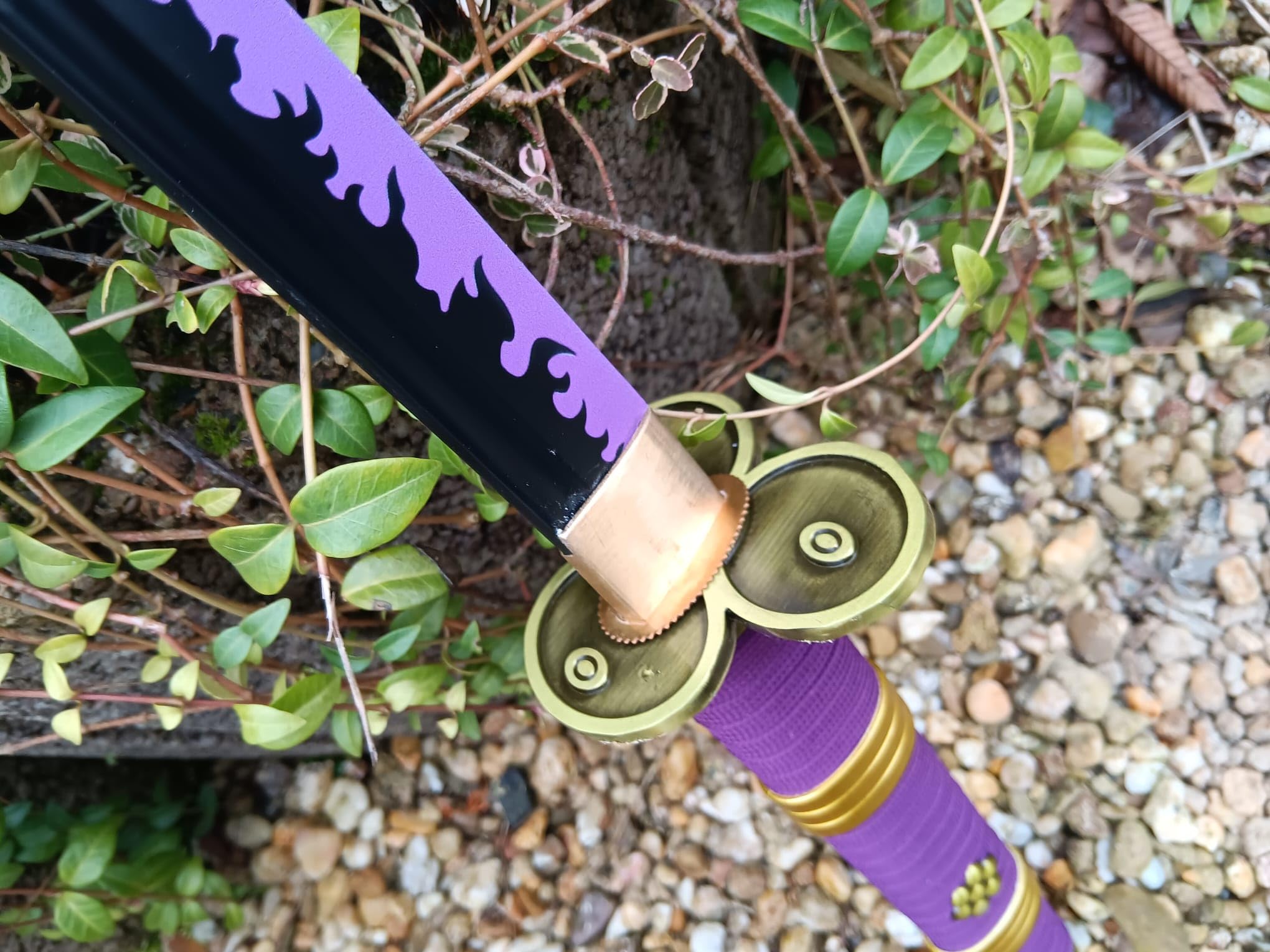 One Piece Katana Schwert Enma Zoro 106,5cm lang 70cm Klinge mit Schwertständer inkl. Präsentationsbox für Cosplay Manga Anime Japan Kampfkunst Fans Sammler Gamer