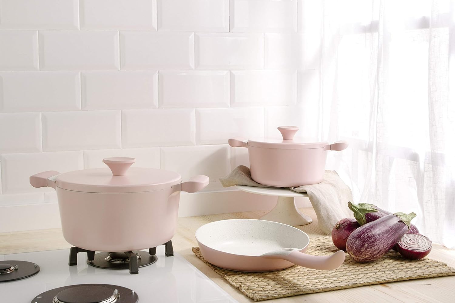 IKOHS UMA & Noa cookware set on a gas stove