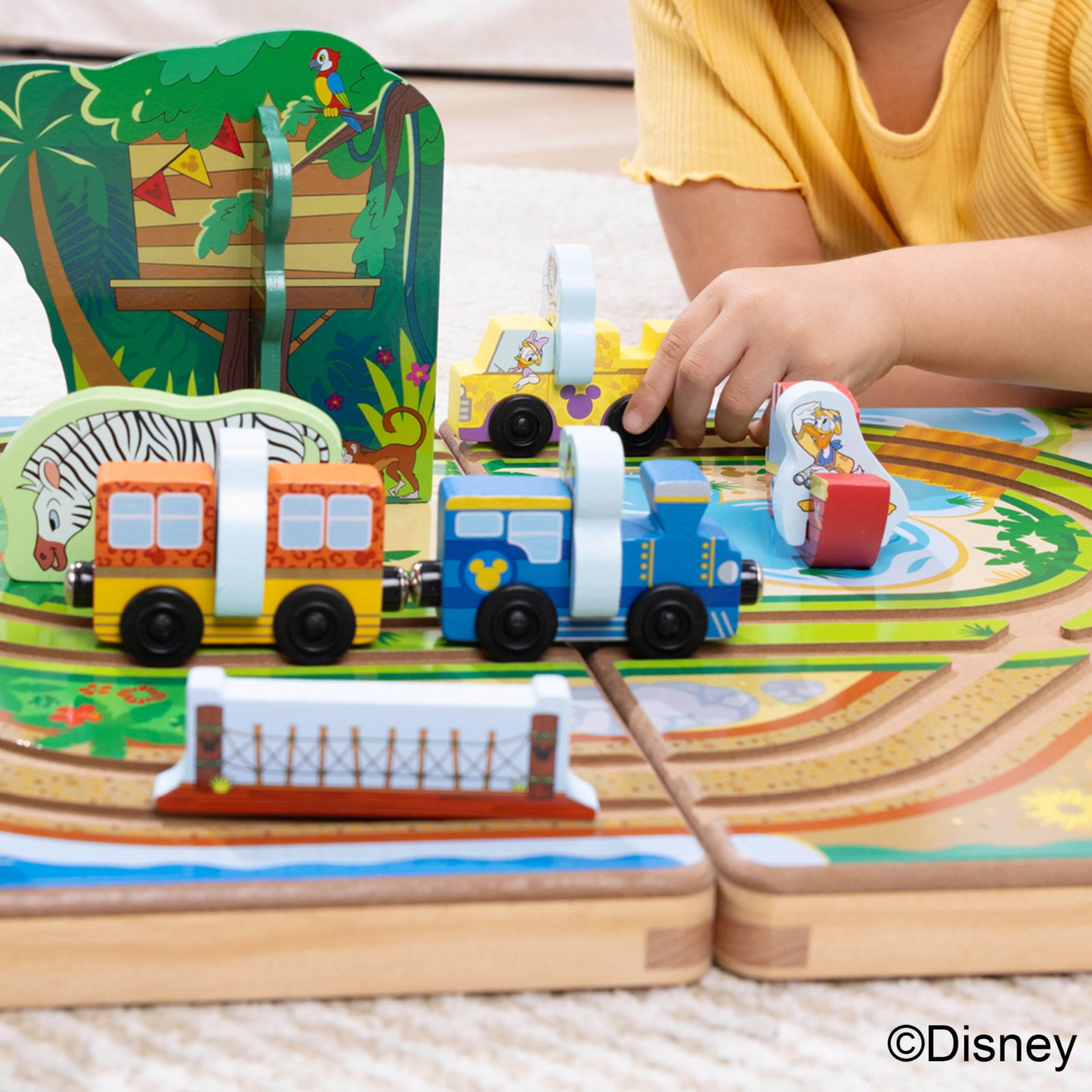 Melissa & Doug Disney Take-Along Safari Adventure - Set da gioco in legno con binari integrati, 20 pezzi, Topolino, Minnie, giocattolo in legno per bambini e bambine dai 3 anni in su, certificato FSC