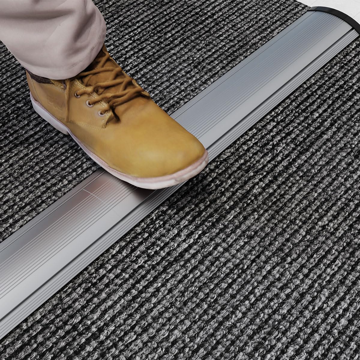 LogiLink Fußboden Kabelabdeckung Kabelkanal aus Alu & ABS, individuell kürzbar, Doppelkanal, Maße: 1104x139x22mm, Farbe: Silber