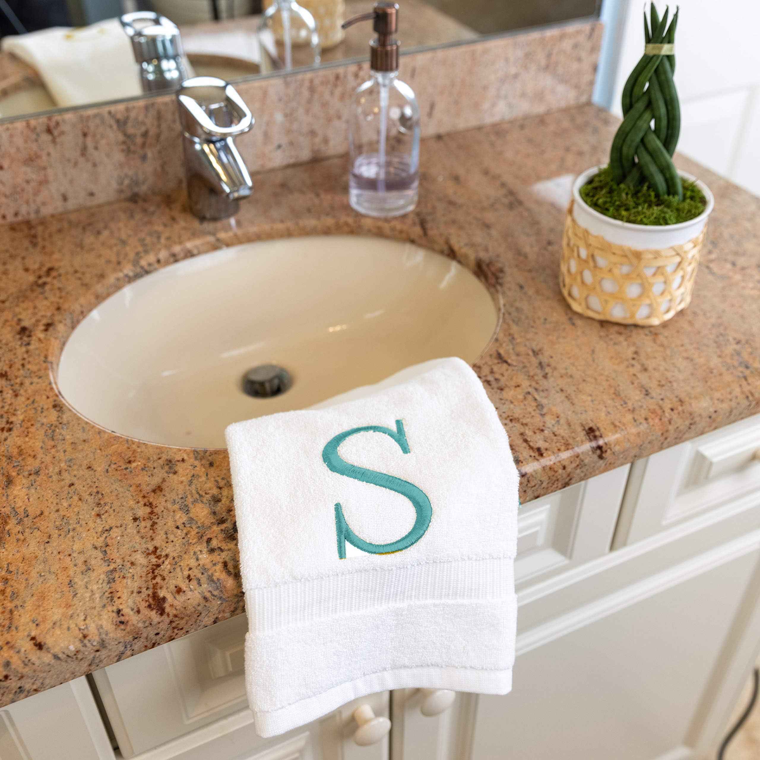 Toalla de mano con letra verde azulado para baño, toalla bordada decorativa de calidad de hotel con monograma inicial para tocador, spa, certificado orgánico GOTS, juego de 2 letras S