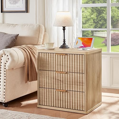 Miniatura 7 de LEYAOYAO Mesita de noche acanalada grande de 23 pulgadas de ancho con estación de carga, 3 cajones con almacenamiento, de madera natural, de estilo