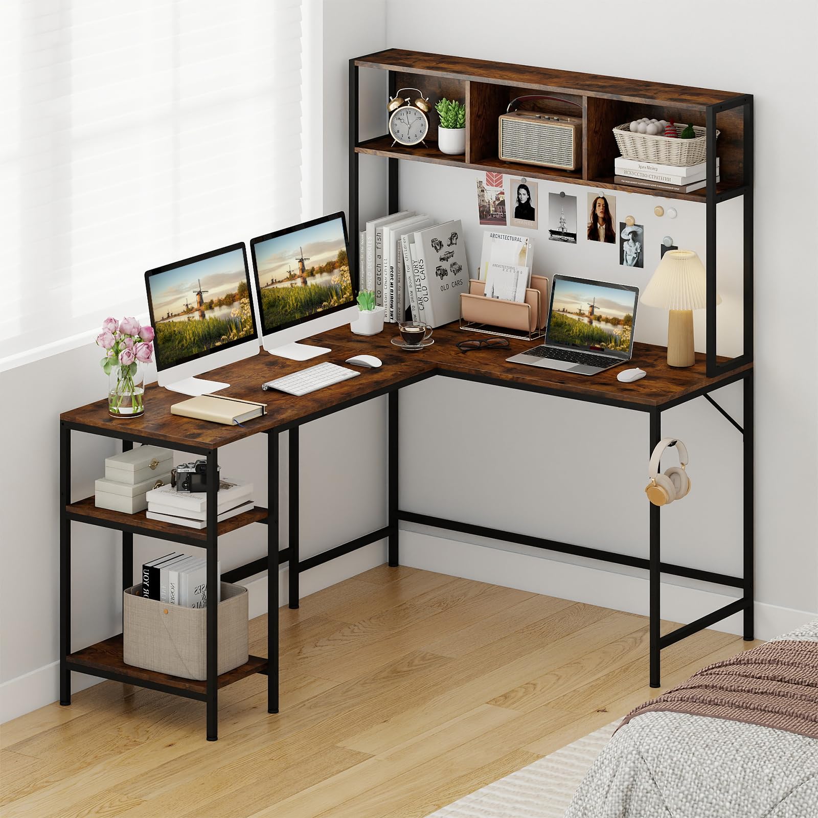 COSTWAY Scrivania a Forma di L con Libreria, Ripiani e Gancio per Cuffie, Scrivania Angolare in Legno con Robusto Telaio in Metallo, Scrittoio per Computer per Soggiorno, Studio e Ufficio (Marrone)