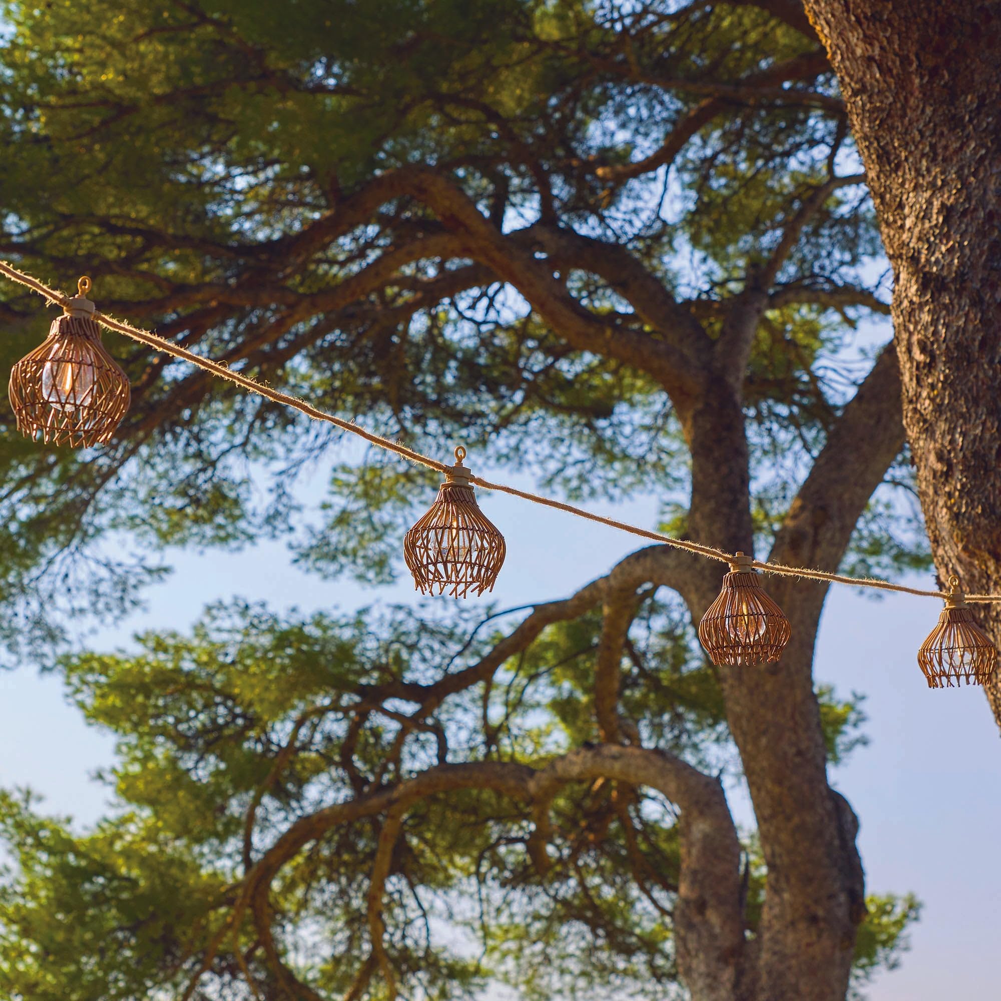 Ghirlanda luminosa esterna collegabile 10 paralumi naturali in rattan ROTILIA LIGHT HYBRID bianco caldo 8 m solare e su settore