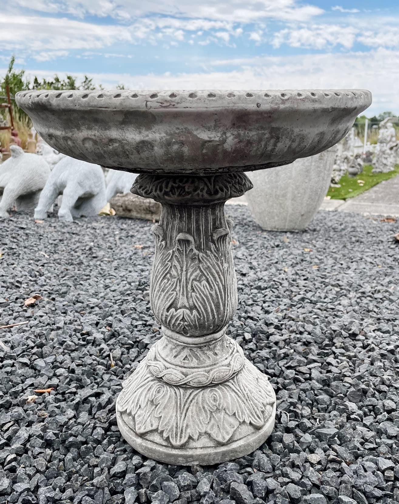 STEINFIGURENWELT GIEBEN Vogeltränke Vogelbad stehend Höhe 45 cm mit Ornamenten grau Englischer Steinguss frostsicher Gartendeko Vogelbecken mit Fuß