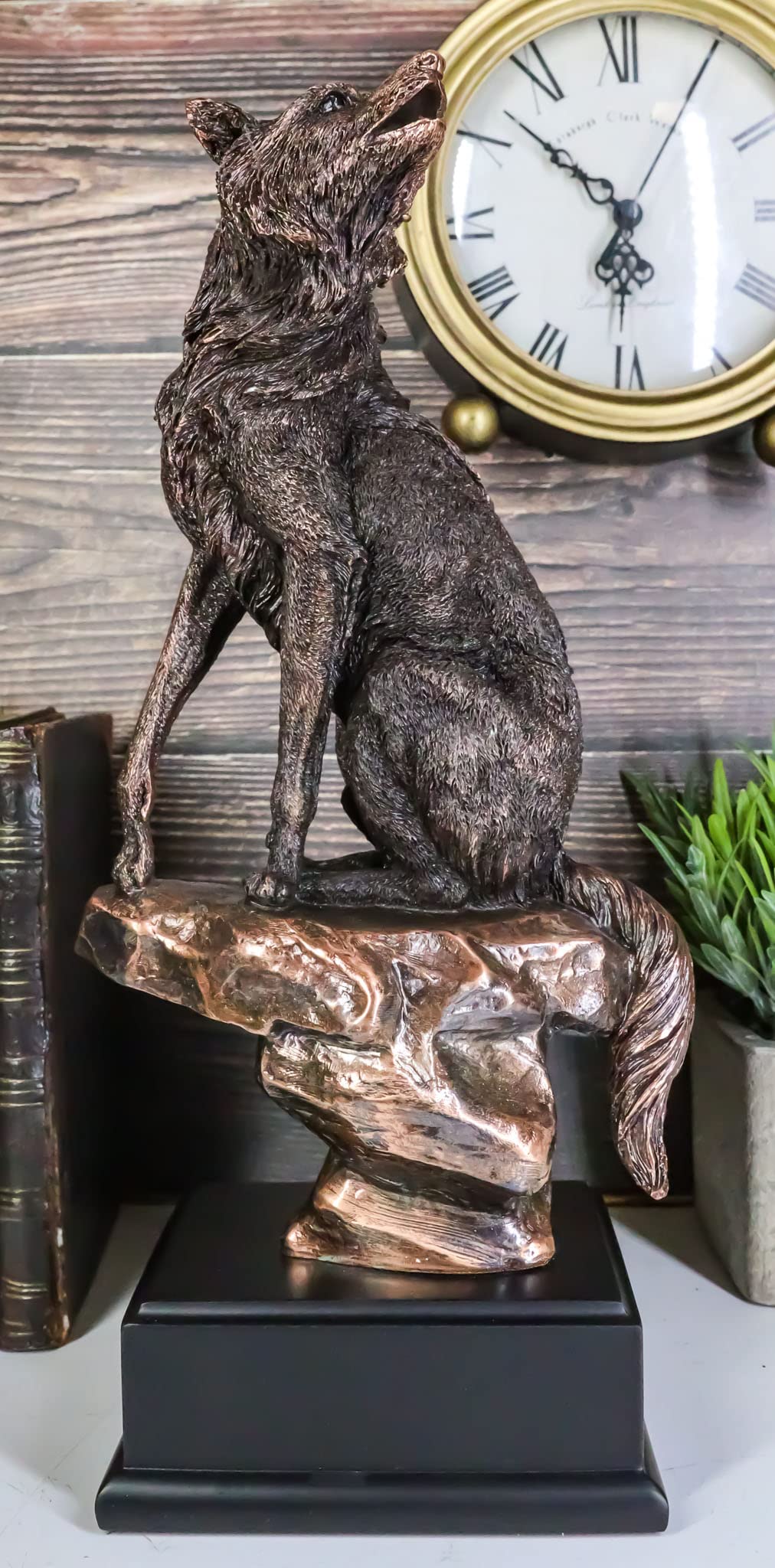 Amazon.com: Ebros Gift Rustic Woodlands Howling Alpha Wolf Sitting