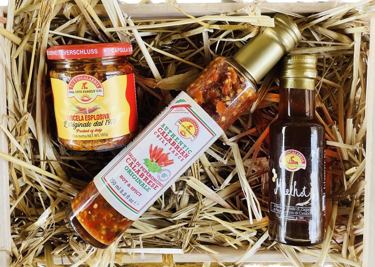 Tutto Calabria Box Regalo Piccante - Miscela Esplosiva 185g, Calabrian Chili 250g e Miele Hot 180g - Tris Perfetto, Peso Totale 545g