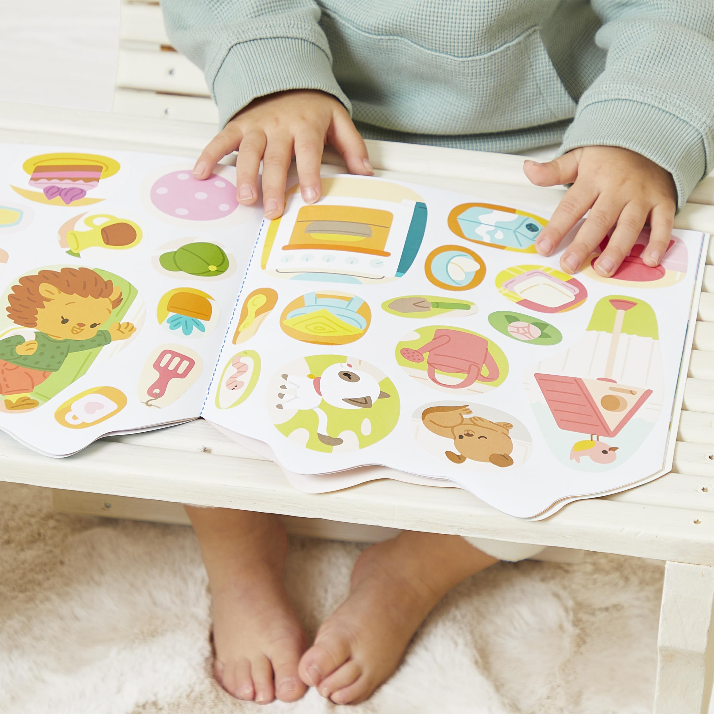 Janod - Quaderno di Adesivi Fino a 18 Mesi - Tema La Casa - 12 Pagine da Decorare - 8 Pagine di Gommini - Tempo Libero Creativo per Bambini - Abilità Motoria Fine e Concentrazione - 5