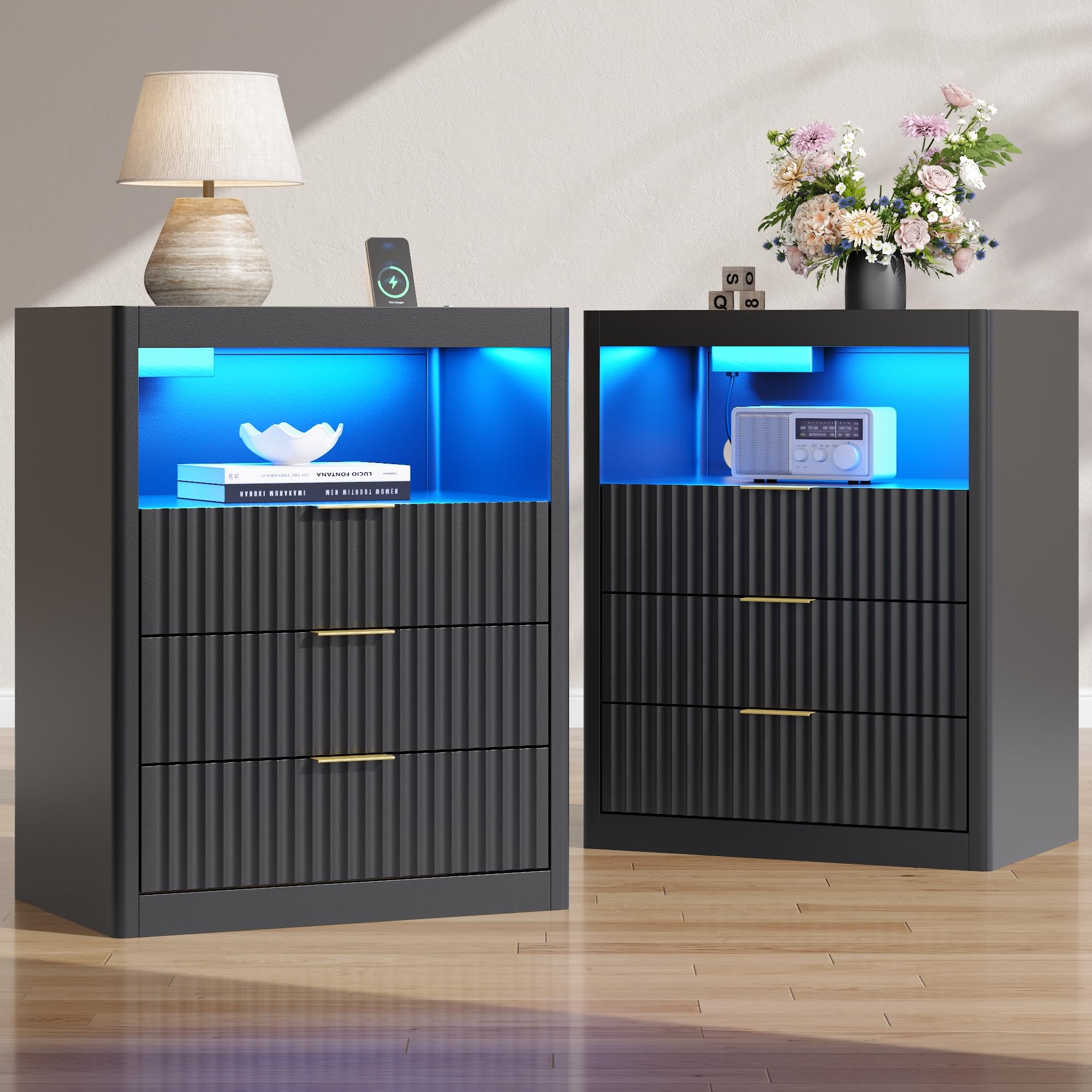Gyfimoie Nachttisch LED mit Steckdose(2 AC-Steckdosen & 2 USB-Anschlüsse), Nachtschrank mit 3 Schubladen und Offene Ablage, Moderner Beistelltisch für chlafzimmer, Wohnzimmer, Schwarzer,75x60x40cm