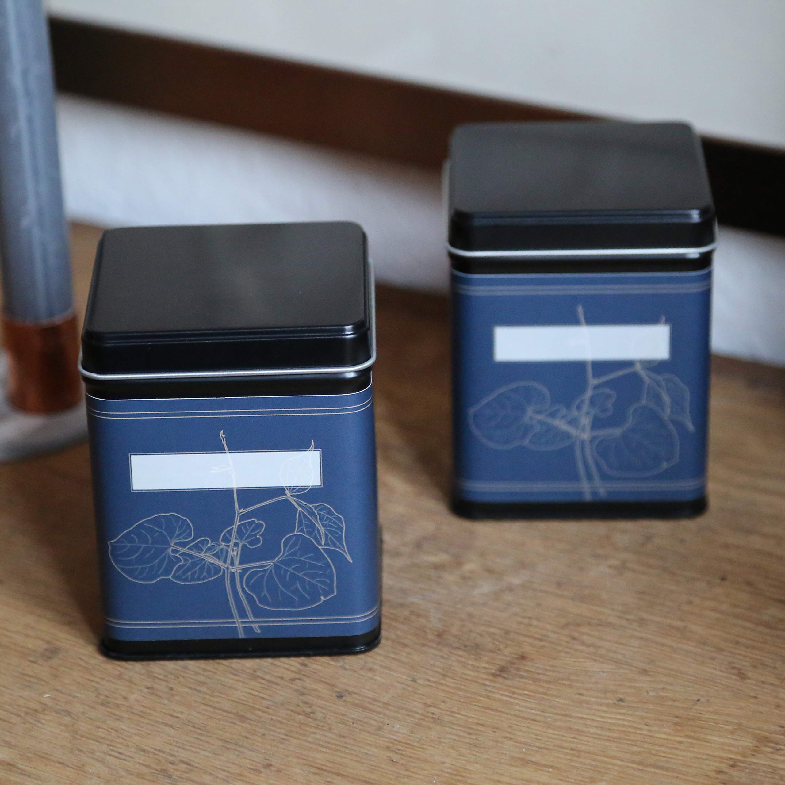 6 klasycznych prostokątnych puszek na herbatę, można układać w stos, nieprzepuszczające zapachów, z metalu, każda po 140 g Earl Grey, w zestawie 6 etykiet z motywem kwiatowym, 9,8 x 7,6