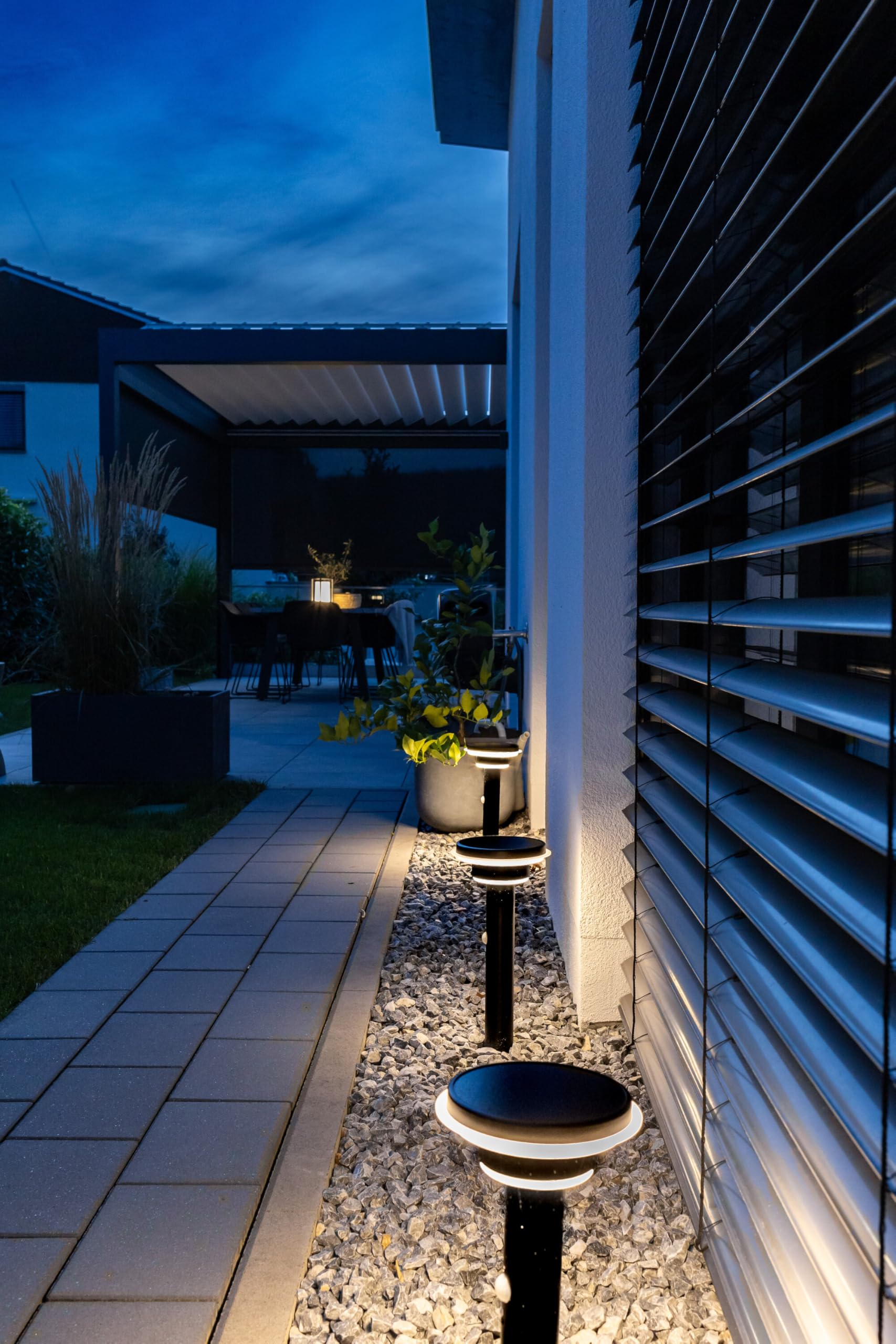 OSRAM Lampa ogrodowa ENDURA Style Solar, obudowa ze stali nierdzewnej, czarna, IP44, z czujnikiem ruchu i światła dziennego, zasilana energią słoneczną, odpowiednia do wejść i tarasów