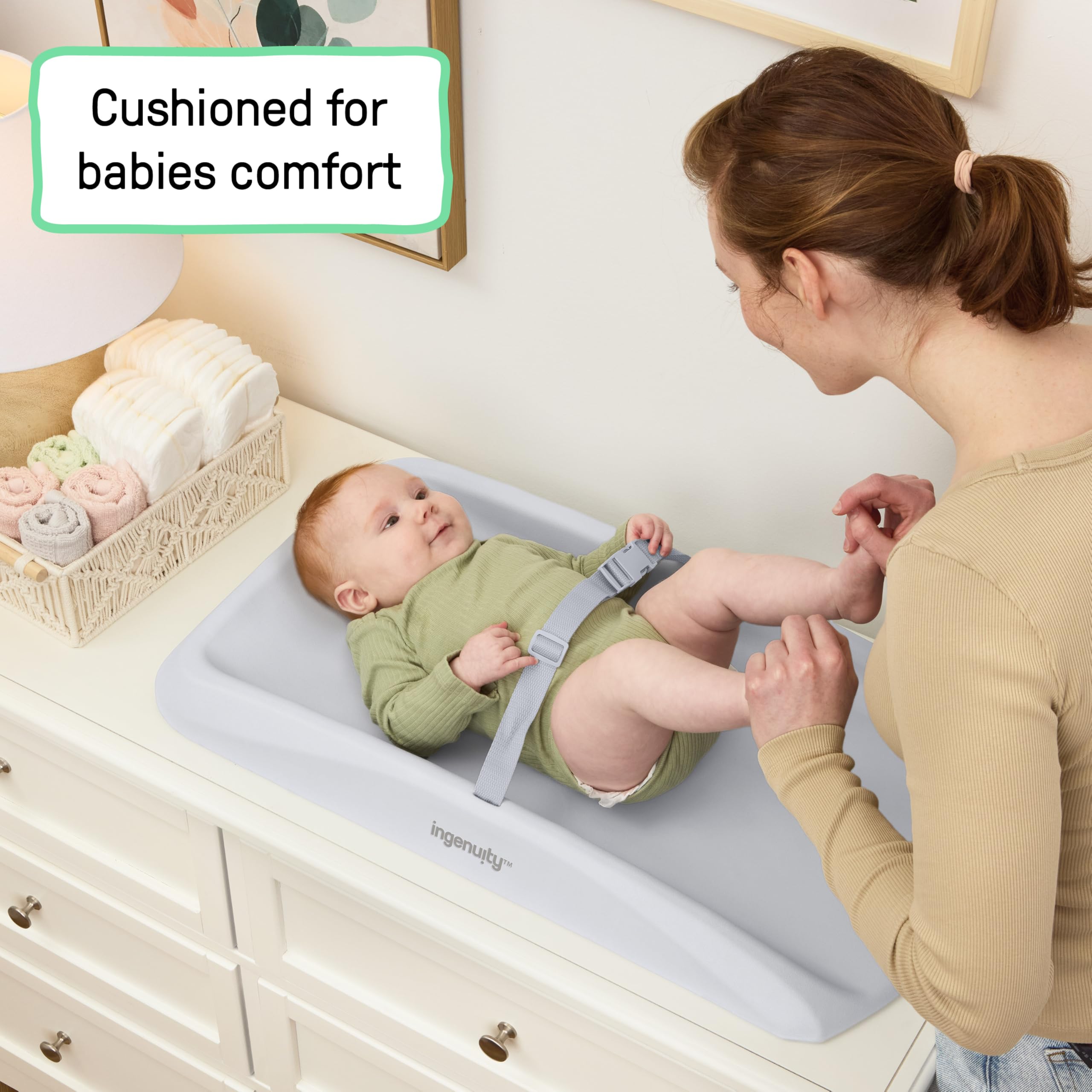 Ingenuity, Comfy Clean – Matelas à langer imperméable en mousse EVA, coussin facile à nettoyer avec sangle de sécurité et base antidérapante, compatible tables 79 x 43 cm, dès la naissance