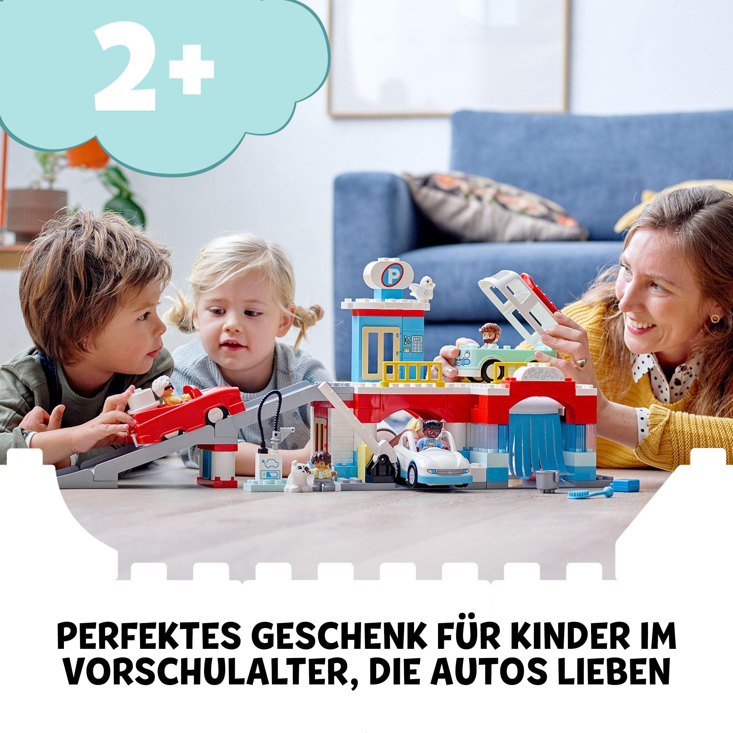 LEGO 10948 DUPLO Parkhaus mit Autowaschanlage mit Spielzeugauto, Wohnmobil und Rennauto, Garagen-Spielzeug inkl. 4 Figuren, für Kleinkinder, Mädchen und Jungen ab 2 Jahre