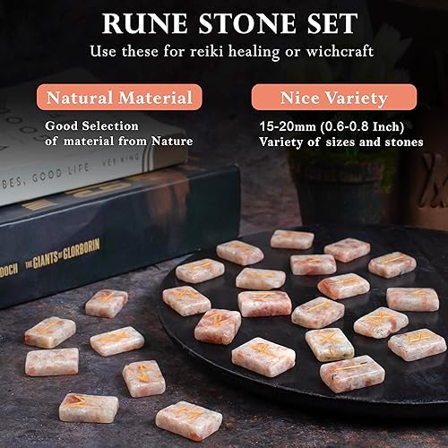 Miniatura 6 de Crocon Runas de piedras preciosas con forma rectangular de piedra solar con alfabeto de Futhark de élder grabado, juego de 25 runas de cristal de