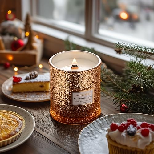 Miniatura 4 de LA JOLIE MUSE Vela de Navidad  Amaretto Crème Brûlée  Licor de almendra, fruta seca y caramelo  19 oz mecha de madera  90 horas de combustión limpia