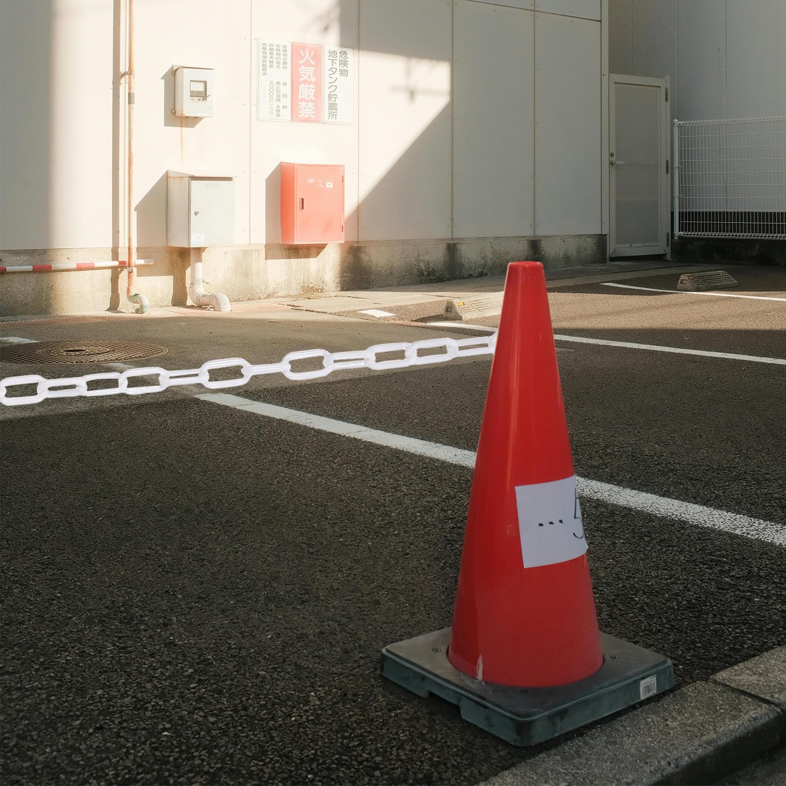 Plastikowy łańcuch barierowy bezpieczeństwa 25 m – łańcuch ostrzegawczy kontroli tłumu na parkingach, kolejkach, placach budowy, skuteczne rozwiązanie do zarządzania ruchem