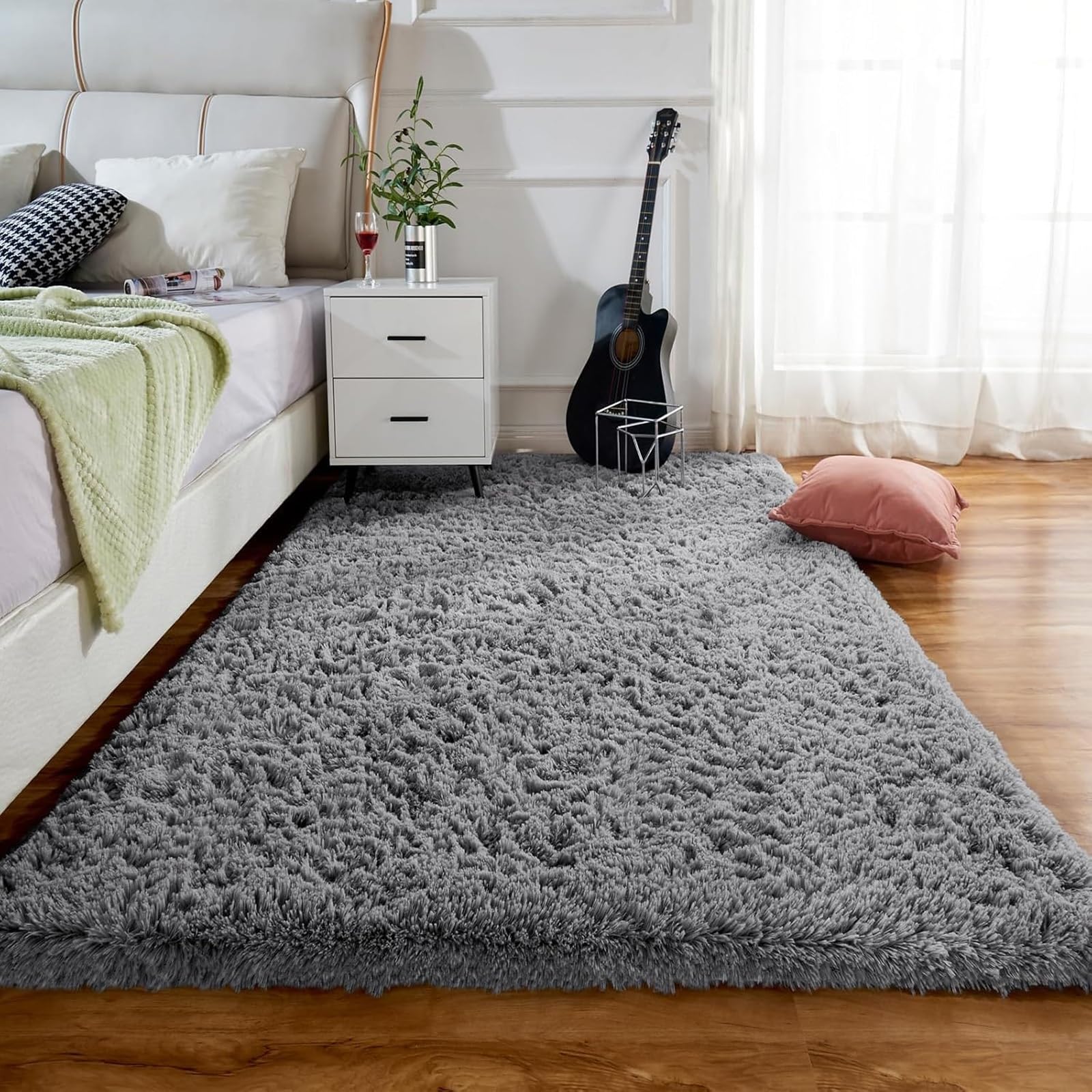 Tapis moelleux extra large antidérapant pour un salon au design scandinave épuré
