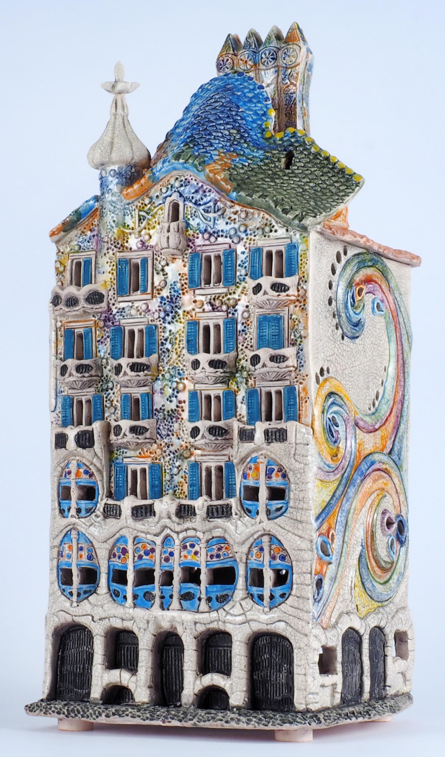 Miniatura histórica coleccionable. "Casa Batlló en Barcelona", España (Portavelas) 27cm E250N