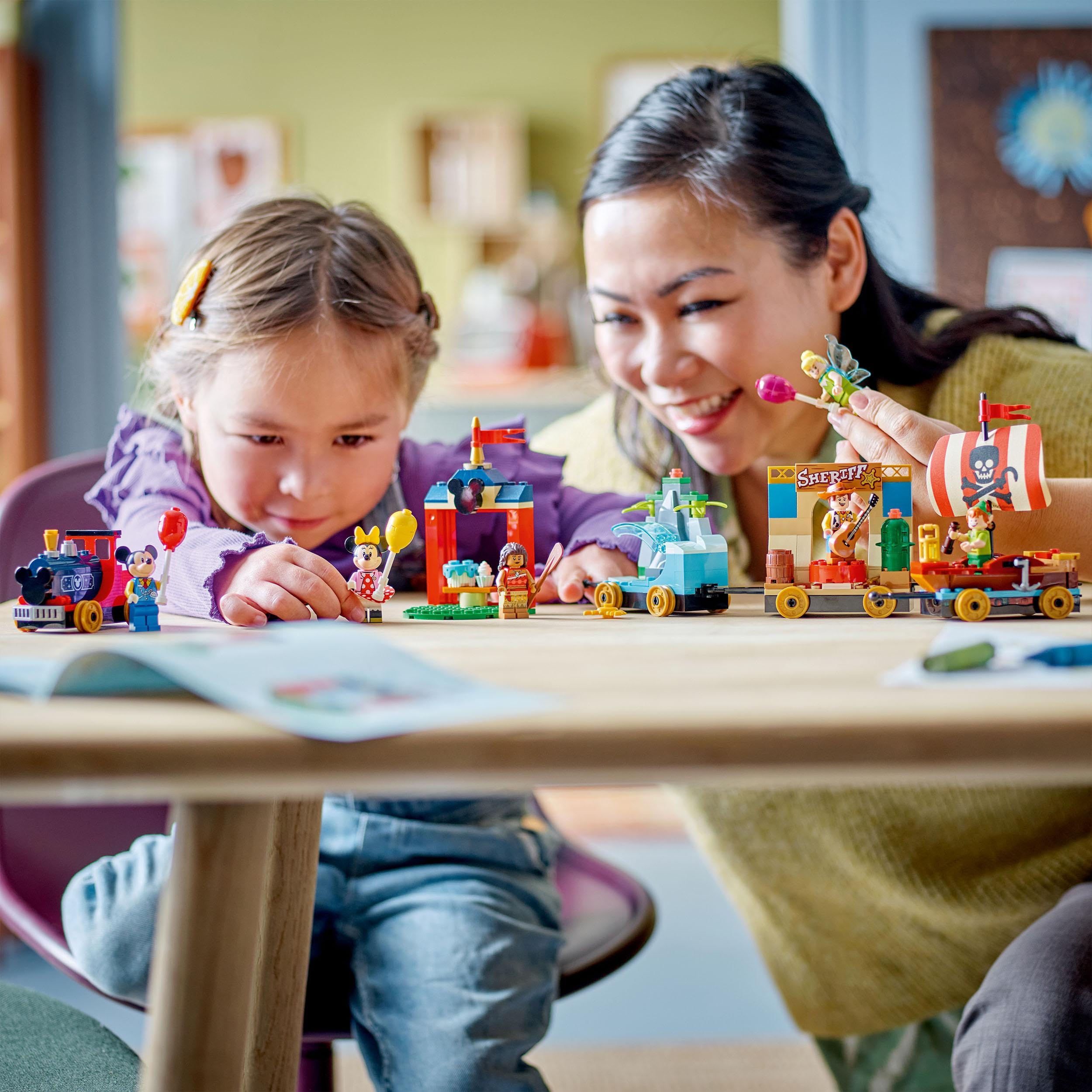 LEGO Disney Treno delle Celebrazioni Disney, Giochi per Bambini e Bambine da 4 anni, Giocattolo Serie 100° Anniversario con Carri di Vaiana, Woody, Peter Pan e Trilli più Topolino e Minnie 43212
