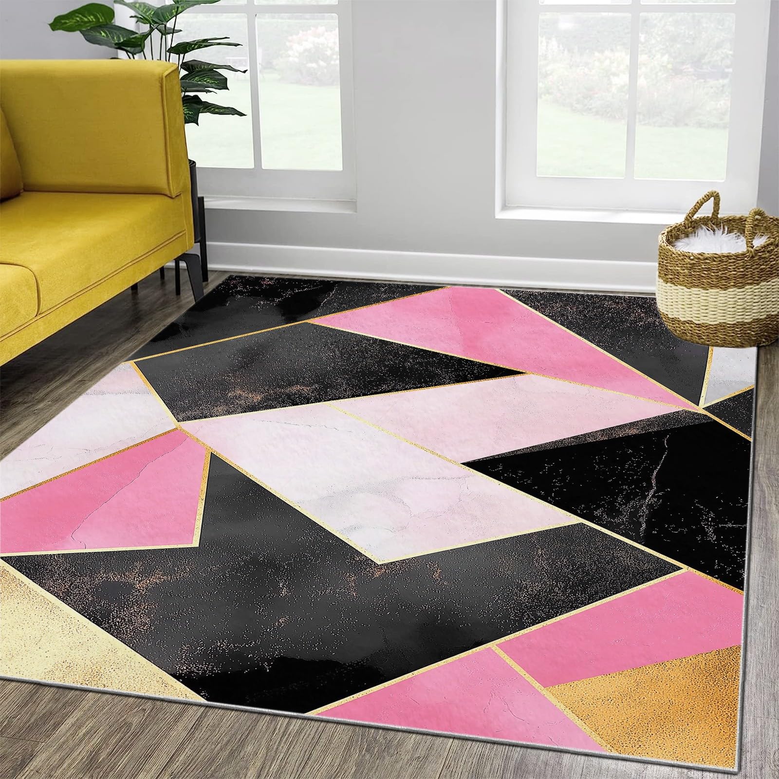 Tapis motif marbre rose aux finitions dorées élégantes