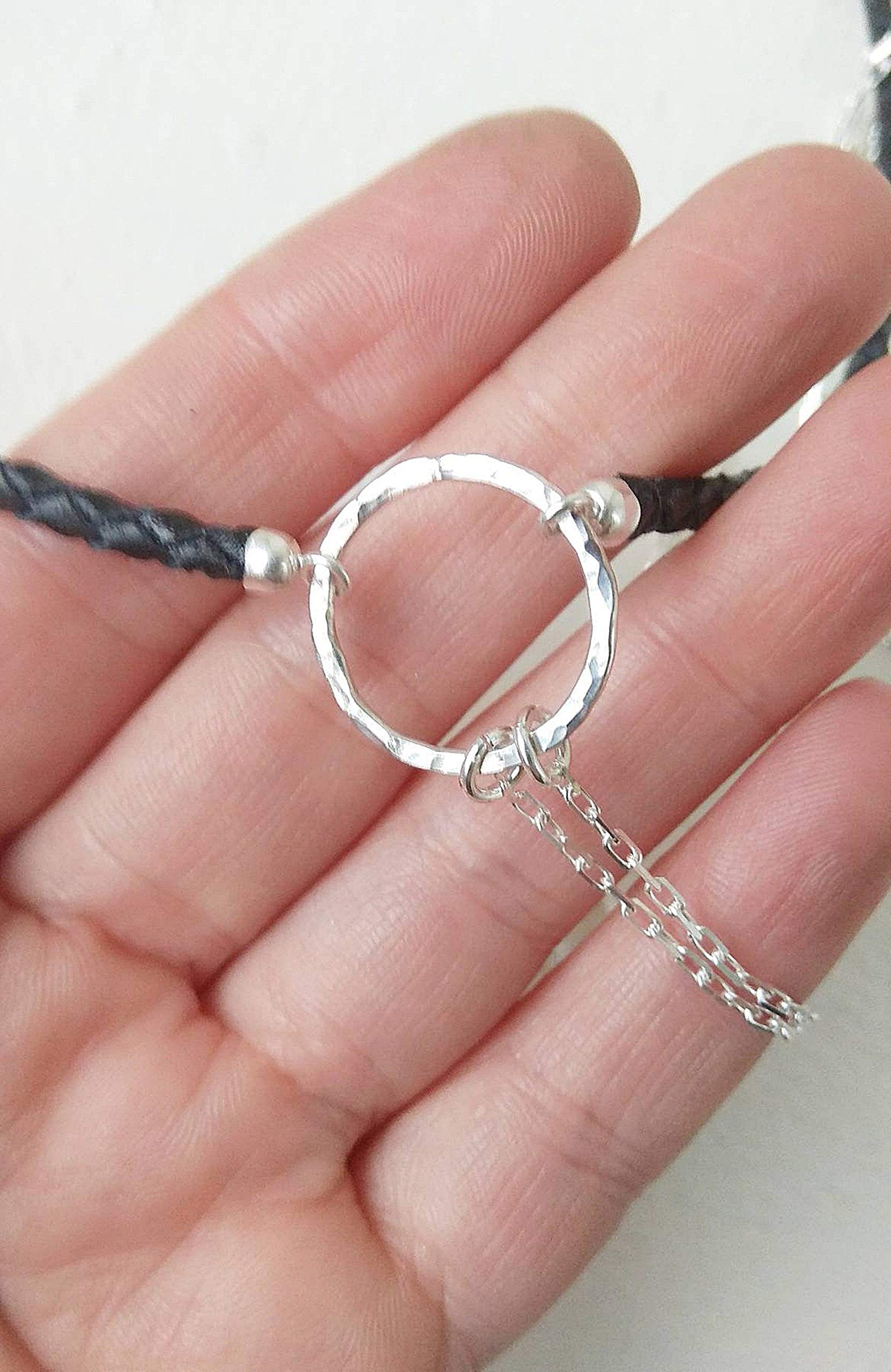 Handgemachter Brustwarzen-Schmuck Schwarzes Leder O-Ring Halsband | Baumelnde silberne Ketten, Fake Brustwarzen-Piercing
