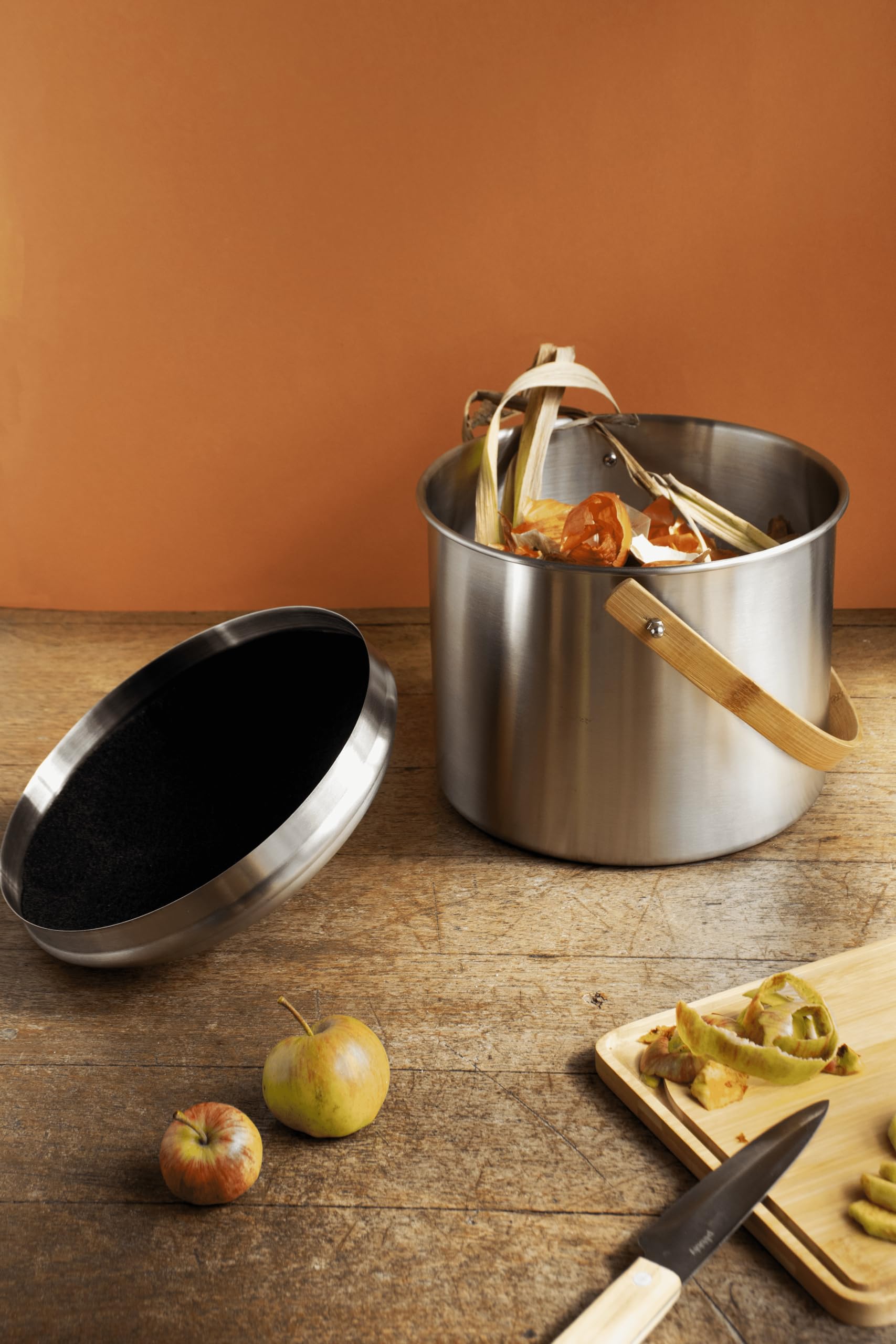 PEBBLY - Seau à Compost d'Intérieur en INOX et Anse en Bambou - 7 litres - Ø 22 x 25 cm - Filtre Anti-Odeur en Charbon Inclus, Seau Élégant, Durable, Léger et Résistant, sans Risque de Fuite