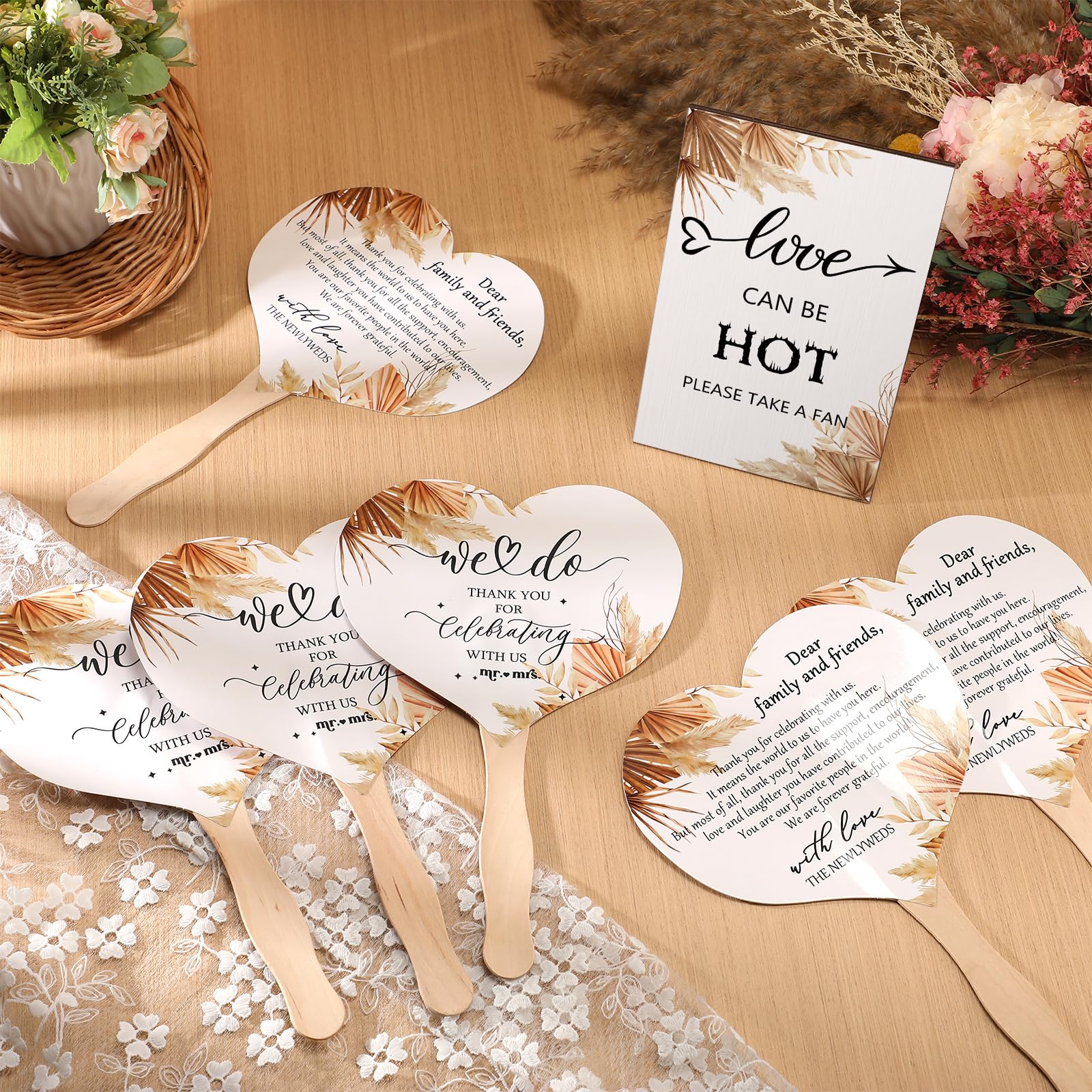 Hochzeitsfächer für Gäste, Boho-Hochzeitsgeschenke, 50 Boho-Herzen, Papierfächer mit Holzgriff, 1 Stück Love Can Be Hot Holz-Tischschild, Brautparty, Gastgeschenk