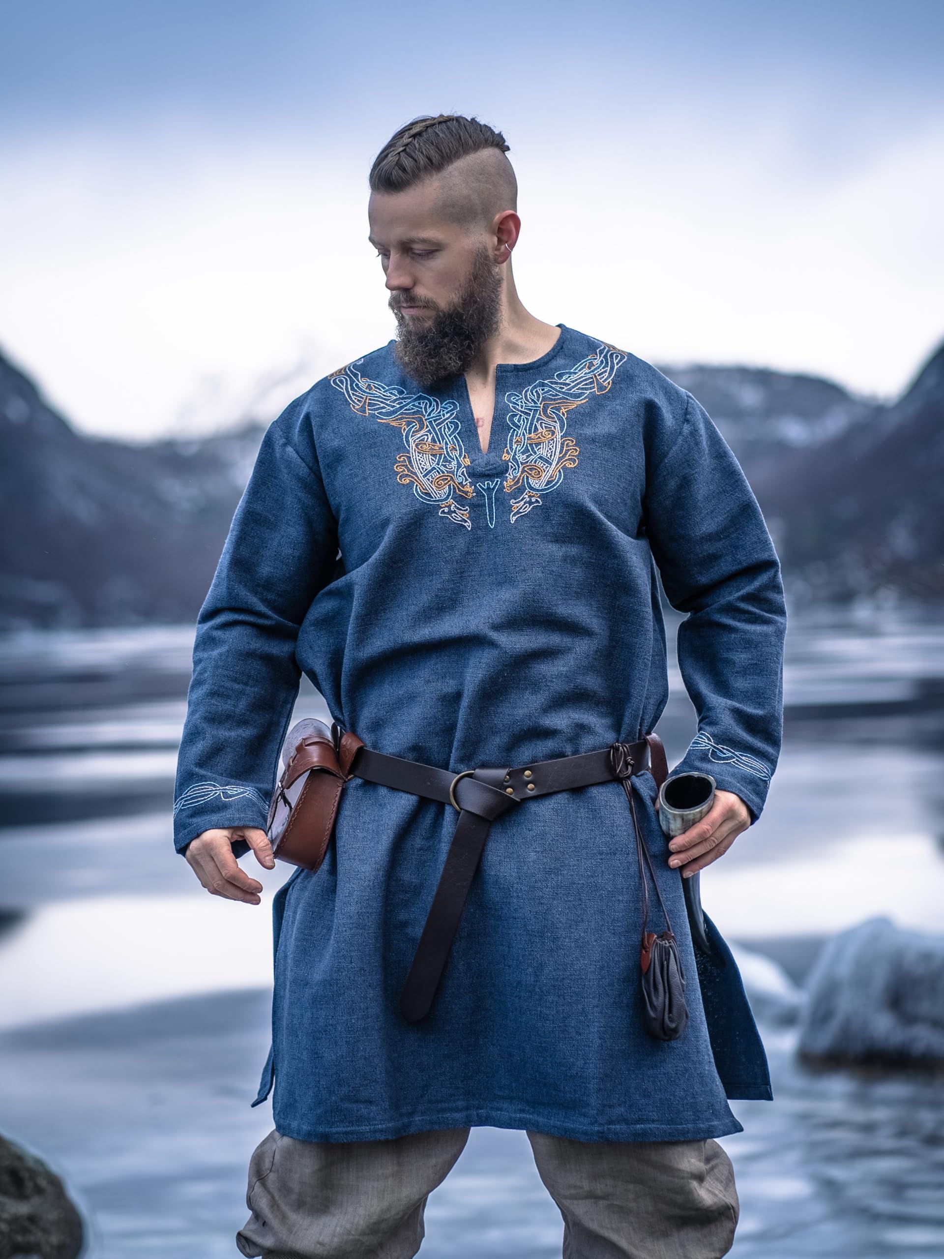 Leonardo Carbone® Tunique viking Snorri - Vêtement médiéval pour homme, chemise médiévale, costume de carnaval pour homme, tunique viking, vêtements LARP - 100 % coton avec broderie urnes