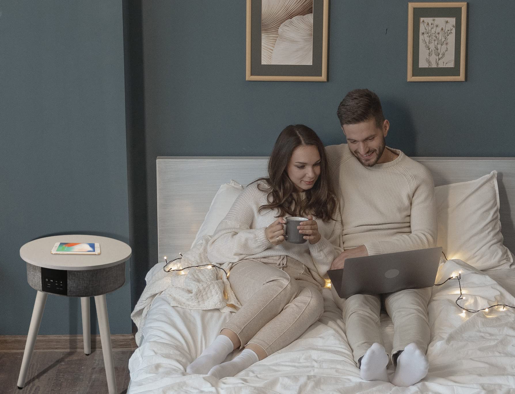 AIC - Mesa Altavoz Bluetooth Madera de 15W con Base de Carga inalámbrica Qi y USB, Mesa Auxiliar Inteligente Portátil, Batería de 2600 mAh, Entrada AUX de 3.5 mm, BTT1 Color Blanco
