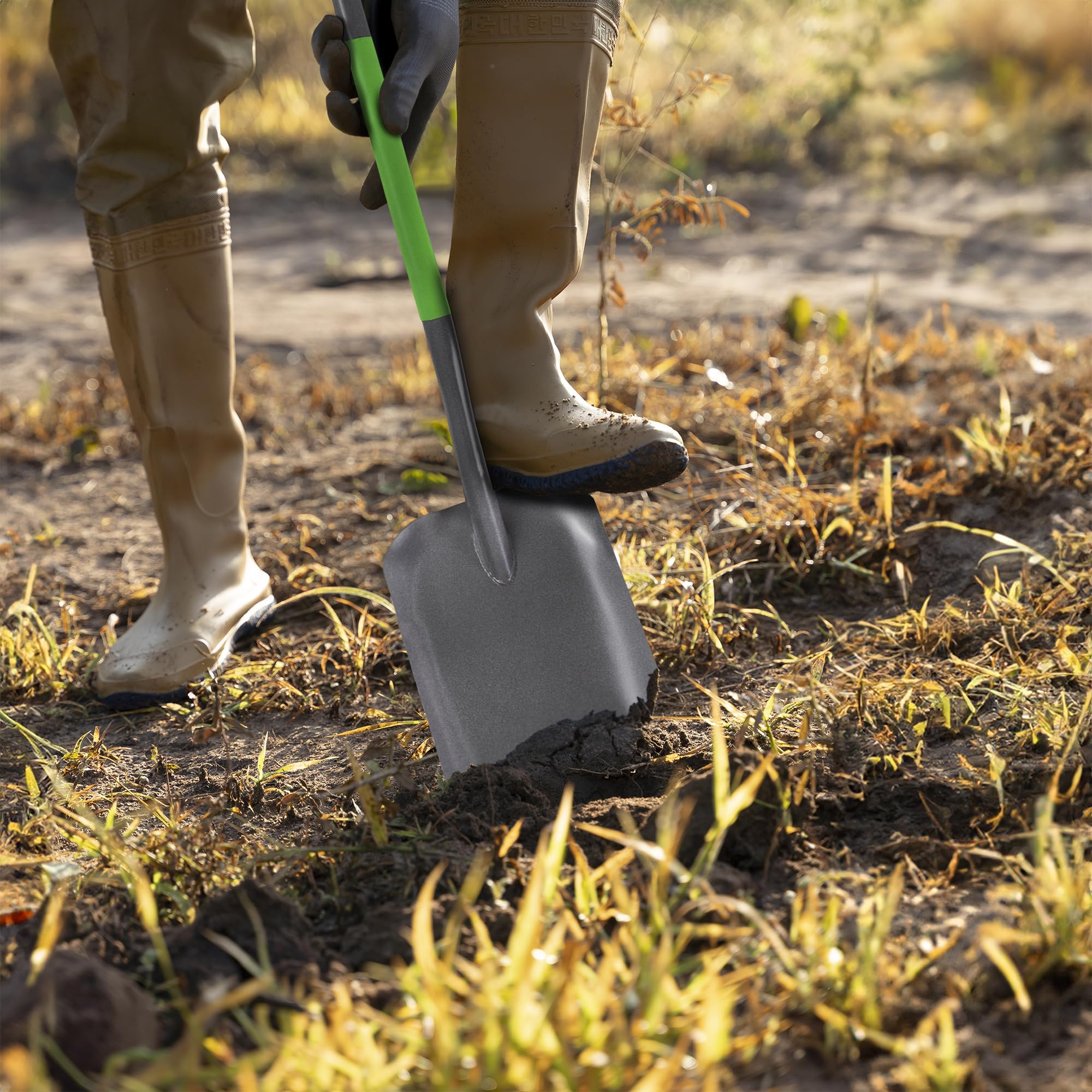 KADAX Sandschaufel für BAU-und Gartenarbeiten, Robuster Gartenspaten, Gartenschaufel, Gartenwerkzeug, Bauschaufel mit D-Griff und Stahlstiel, Spatenschaufel (Grün-Grau)
