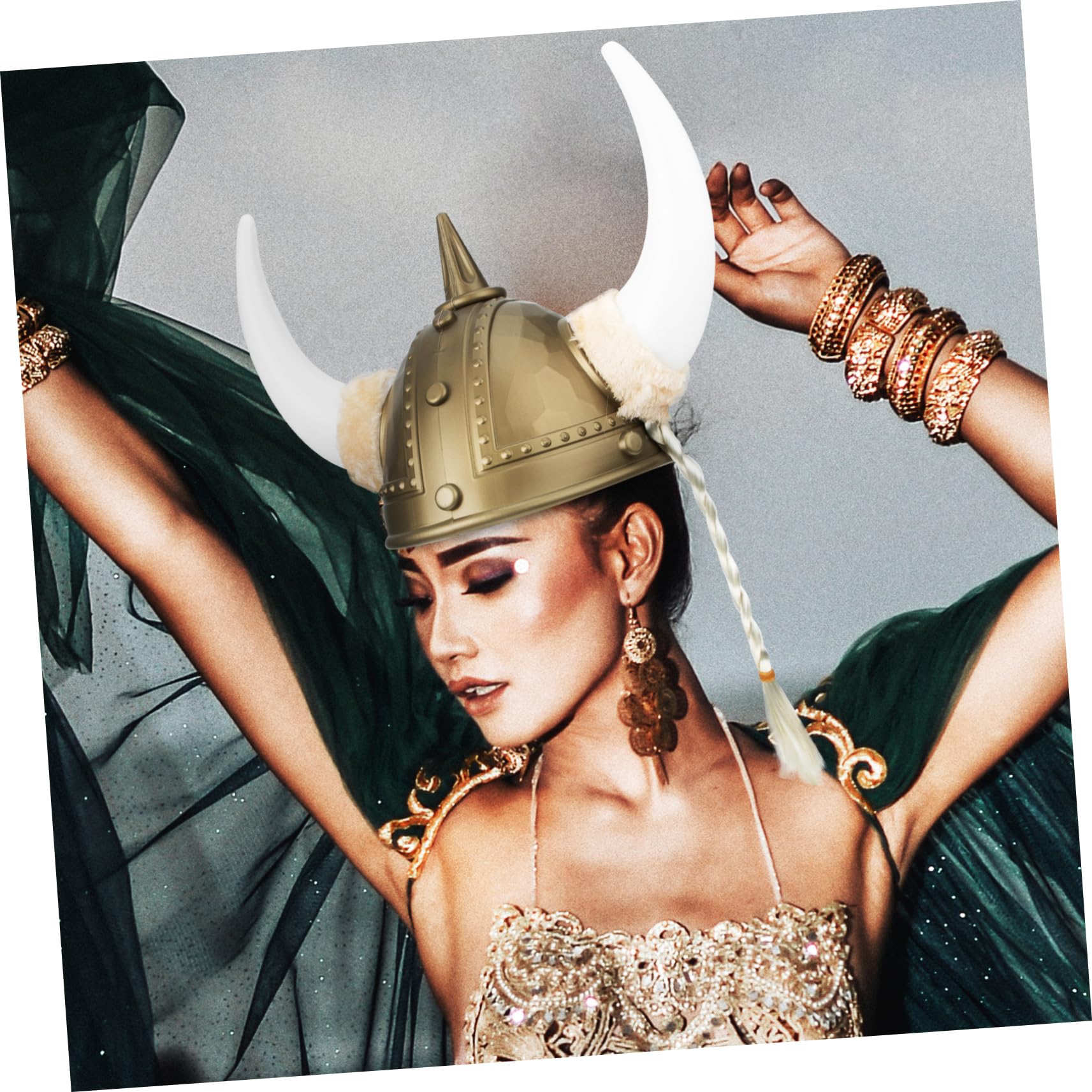LIFKOME Cappello da Costume da Vichingo Corna di Bue in Plastica Oro per Performance di Danza e Travestimenti Cosplay Effetto Decorativo e Misterioso
