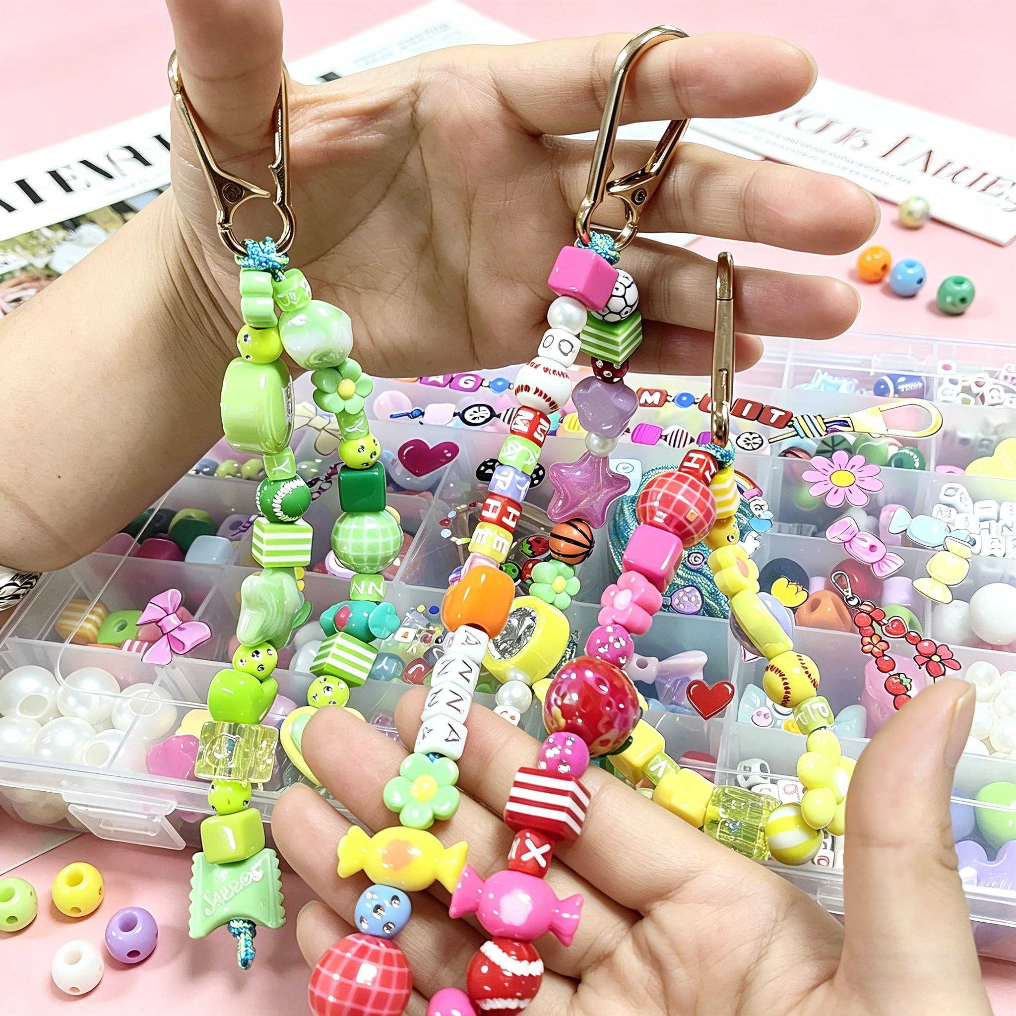 ZZM Story DIY Taschenanhänger-Set für 12 Charms, Schlüsselanhänger-Schmuckherstellungs-Set mit großen Perlen, personalisiertes Namensbeutel-Bastelset für Damen, Mädchen, Erwachsene
