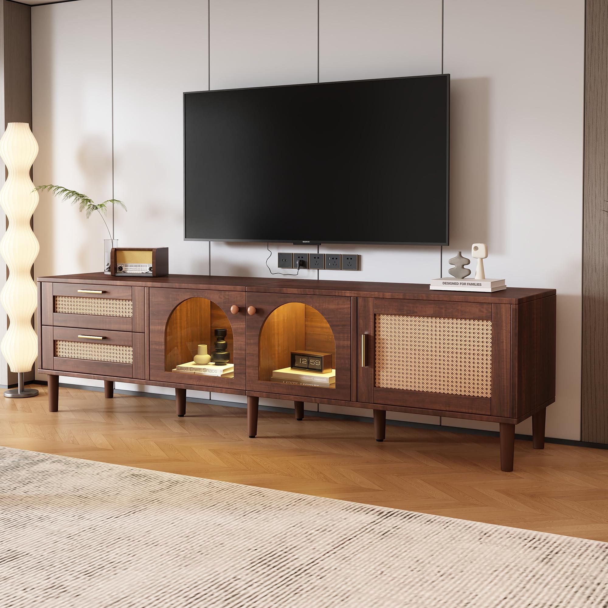 TIZZ Mueble de TV de 180 cm marrón para televisor de 80 pulgadas con 2 cajones de ratán, 2 puertas de cristal arqueadas, 1 puerta de ratán, iluminación LED, salón, almacenamiento elegante